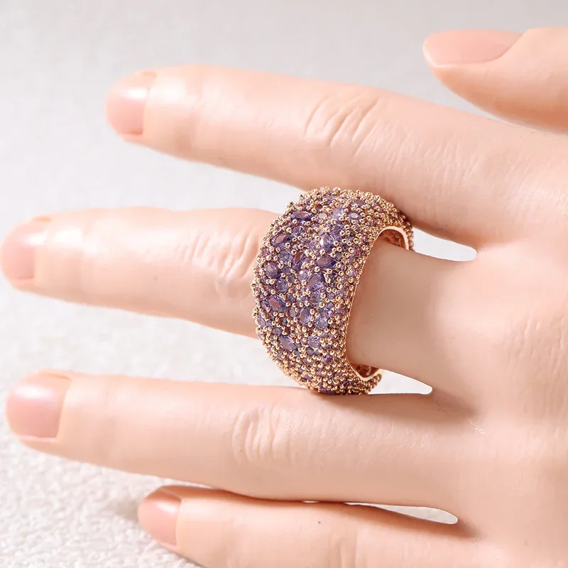 Luxuriöser breiter Damenring, wunderschöner, vollständig mit synthetischem Zirkon in Lila-Tönen besetzter Ring, Bankett- und Dinner-Schmuck mit eleganter Ausstrahlung – Detail 2