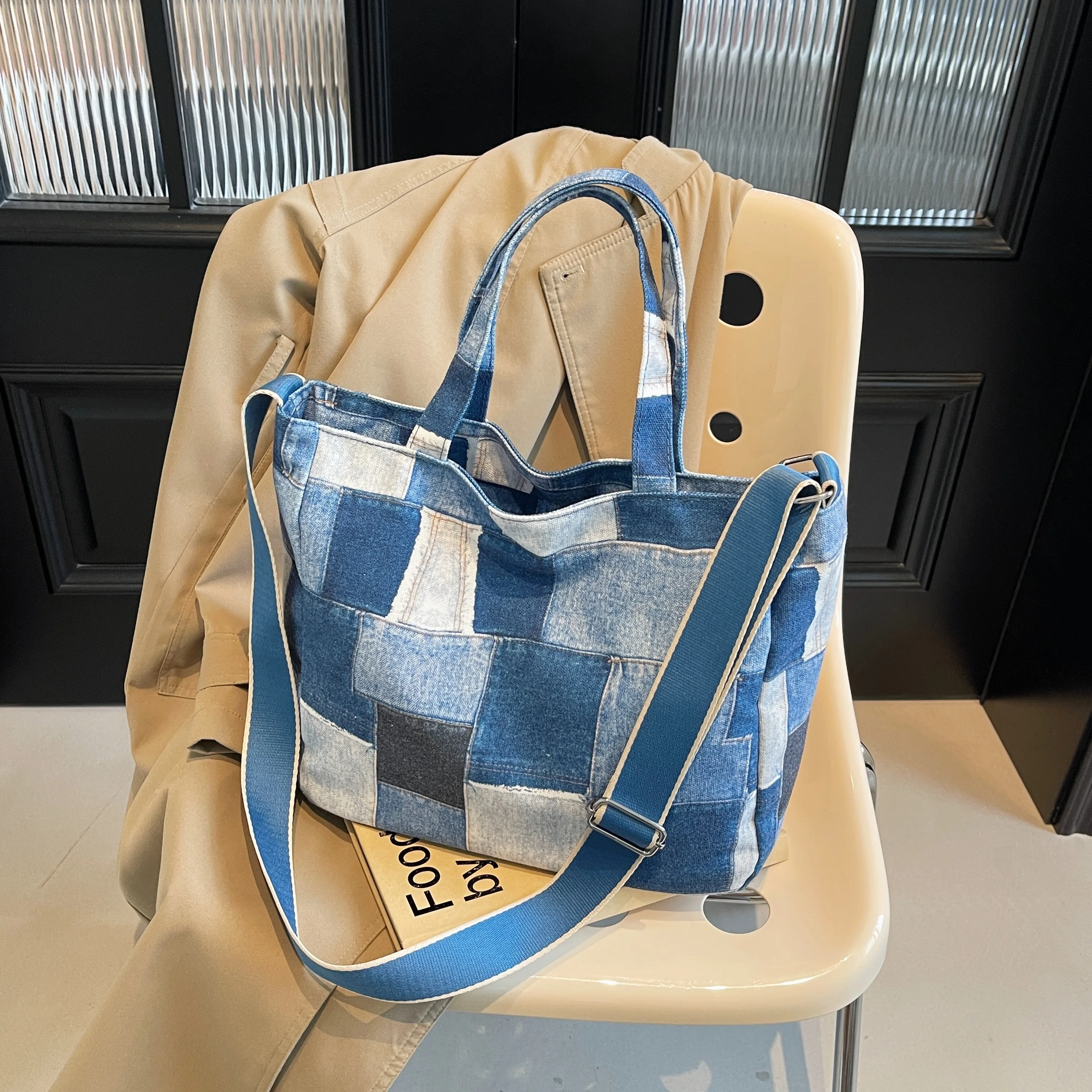 A high-volume denim patchwork fabric color-checkered Butow bag for ladies on the go, on the go, on the go and on the road