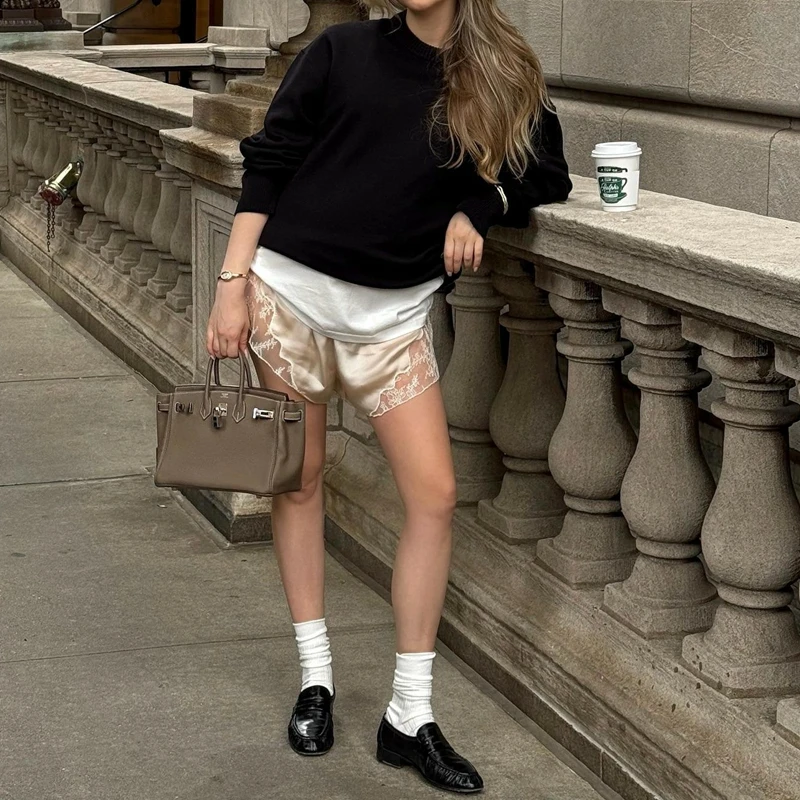 Combhasaki Pantaloncini di seta in raso con finiture in pizzo asimmetrico da donna Moda estiva Dolce Y2k Pantaloni femminili setosi Vacanza Lady Loungewear