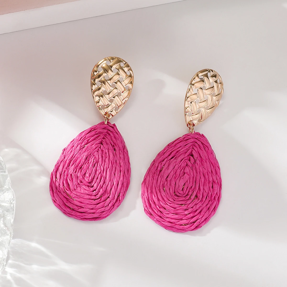 أقراط متدلية من الرافية المنسوجة يدويًا مستوحاة من البوهيمي، إكسسوارات أنيقة وفريدة من نوعها على شكل دمعة مثالية للنساء للاستخدام اليومي