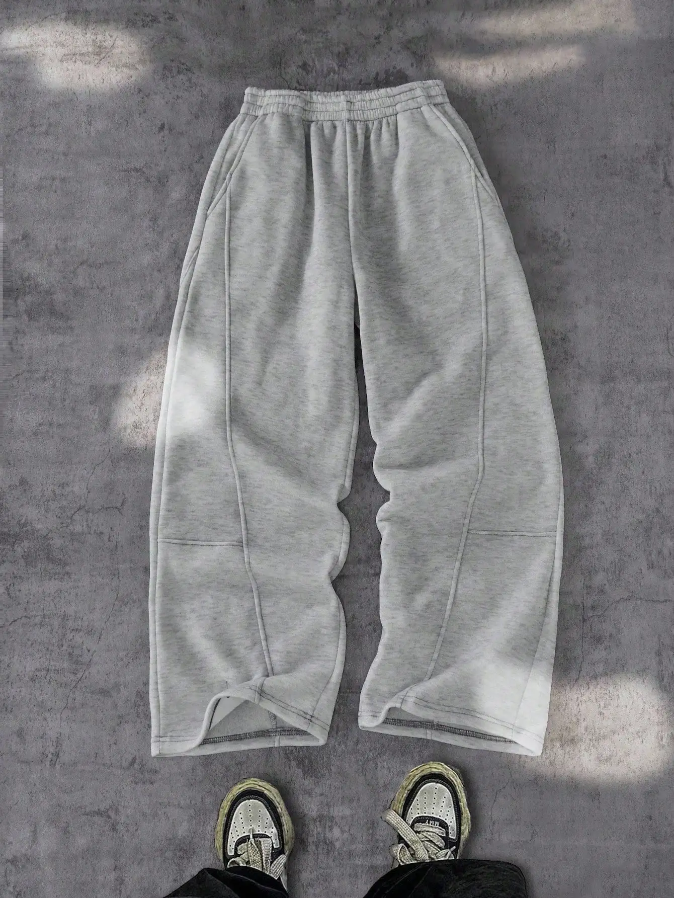 

Серые унисекс-спортивные брюки свободного кроя с прямым силуэтом и элементами пэчворка