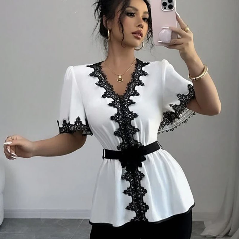 Camicetta bianca da donna con scollo a V e bordo in pizzo nero, orlo peplo con cintura, ideale per cene serali, gite alla moda