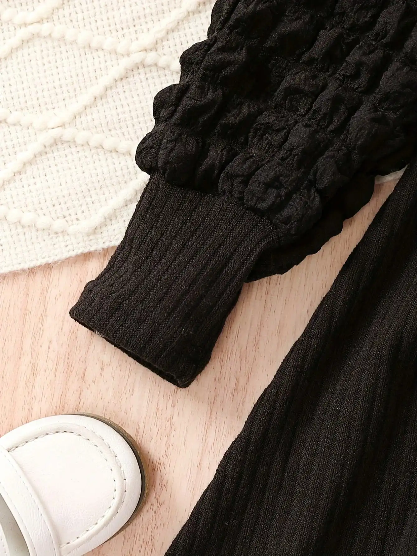 Schwarzes Cord-Prinzessinnenkleid für Kinder mit Rundhalsausschnitt, Puffärmeln und knielanger Länge, modisches Kinderoutfit. – Detail 7