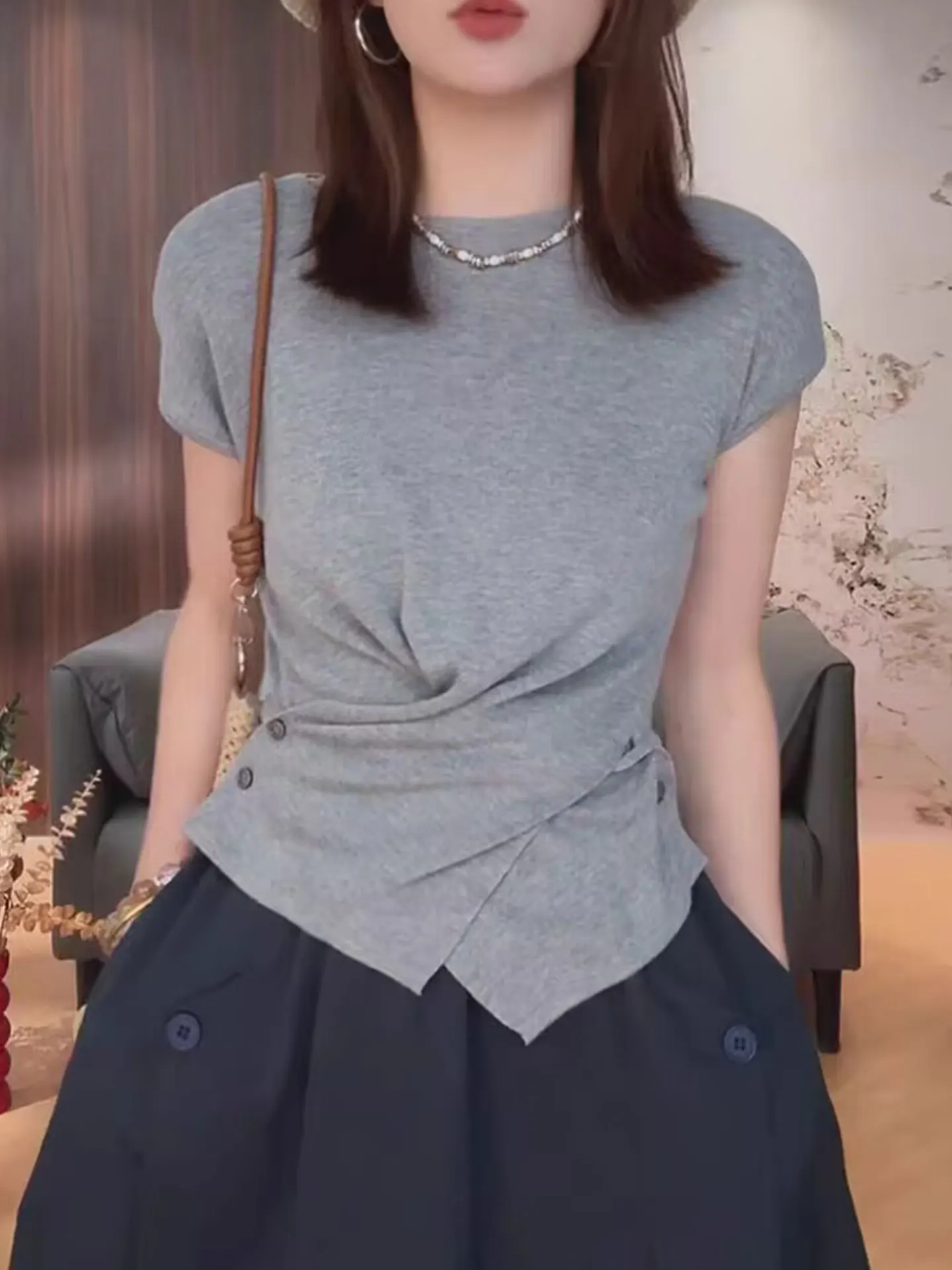 

Женский вязаный топ Ele ort Sve с круглым вырезом, пуловер, лето 2025, с асимметричным дизайном пуговиц, корейский стиль, прямой крой