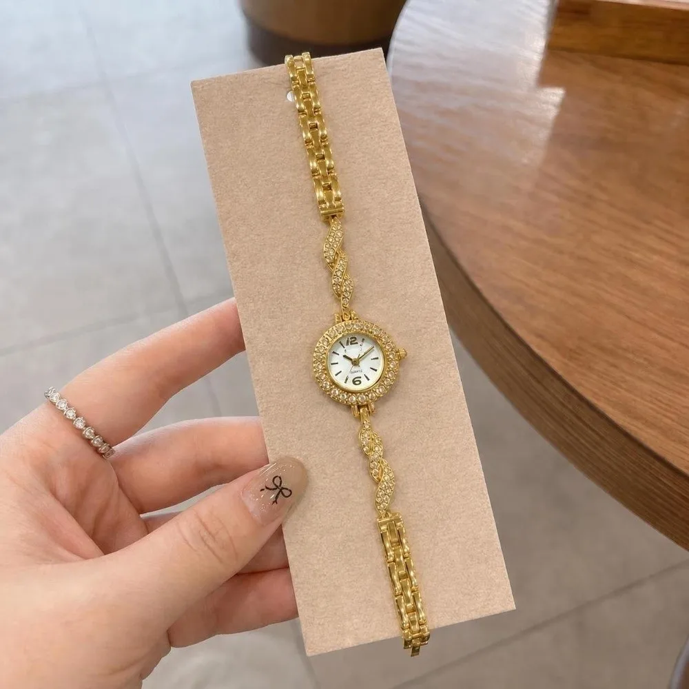 Luxury Small Dial Women Watch Round Bracelet Alloy Diamond Inlaid Watch Ladies Wristwatch Ladies Wear