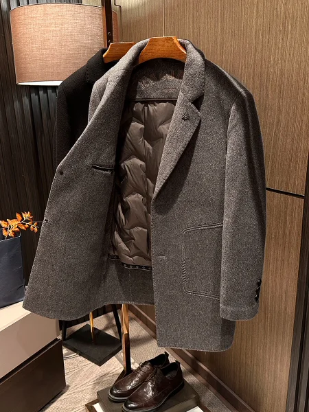 

Двустороннее шерстяное мужское пальто со съемной внутренней стороны, зимнее новое пальто средней длины с отложным воротником, высококачественное деловое пальто...