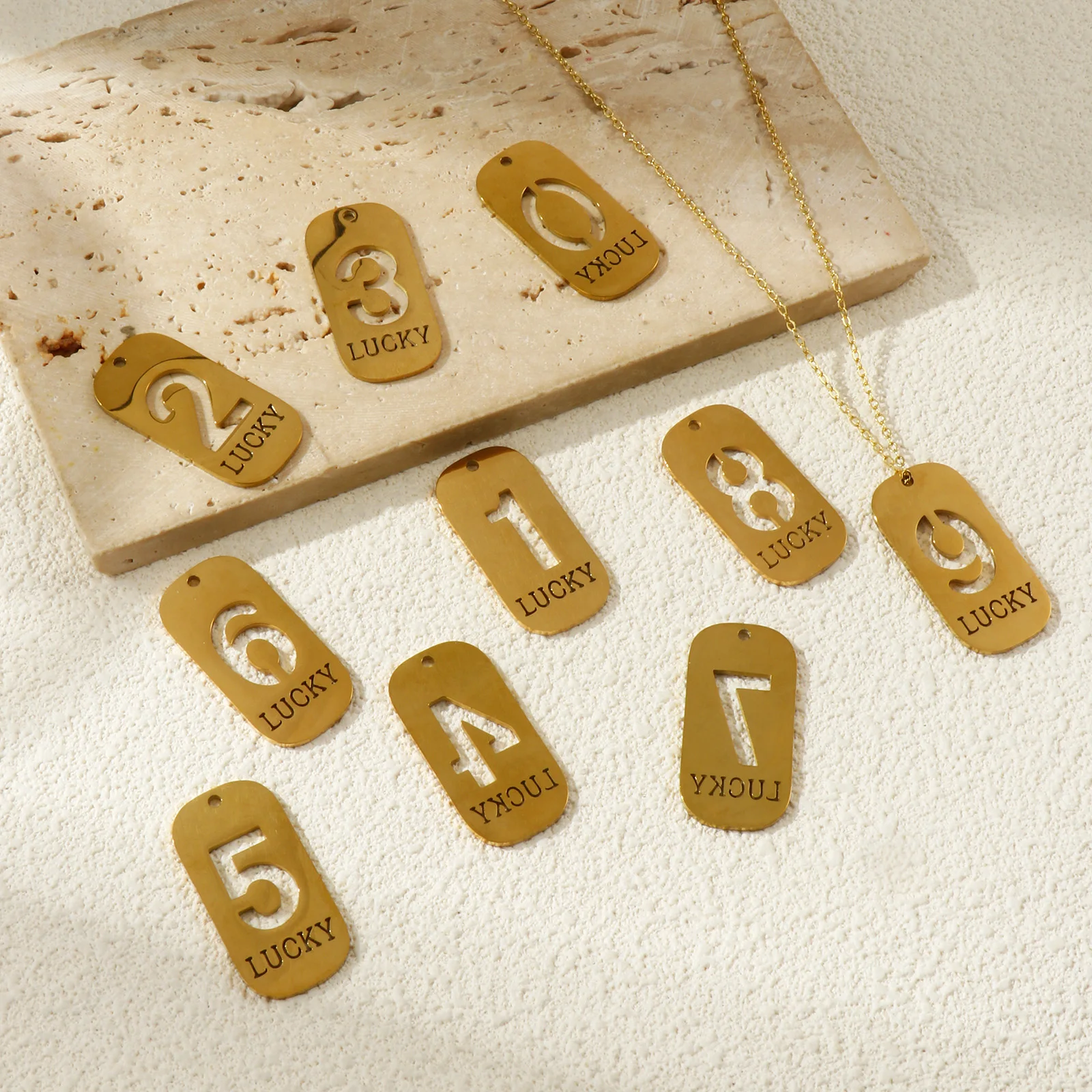 2 قطعة 304 المعلقات الفولاذ المقاوم للصدأ 18K مطلية بالذهب مستطيل عدد رسالة "0-9" مرآة تلميع المعلقات DIY 3.5 سنتيمتر x 1.7 سنتيمتر