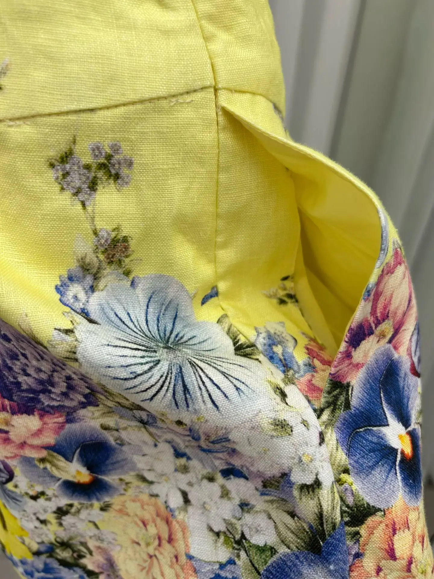 여성 플로럴 프린트 세트 크리스탈 비즈 장식 V넥 오프숄더 플레어 슬리브 실크 셔츠 탑 + 하이웨이스트 린넨 반바지