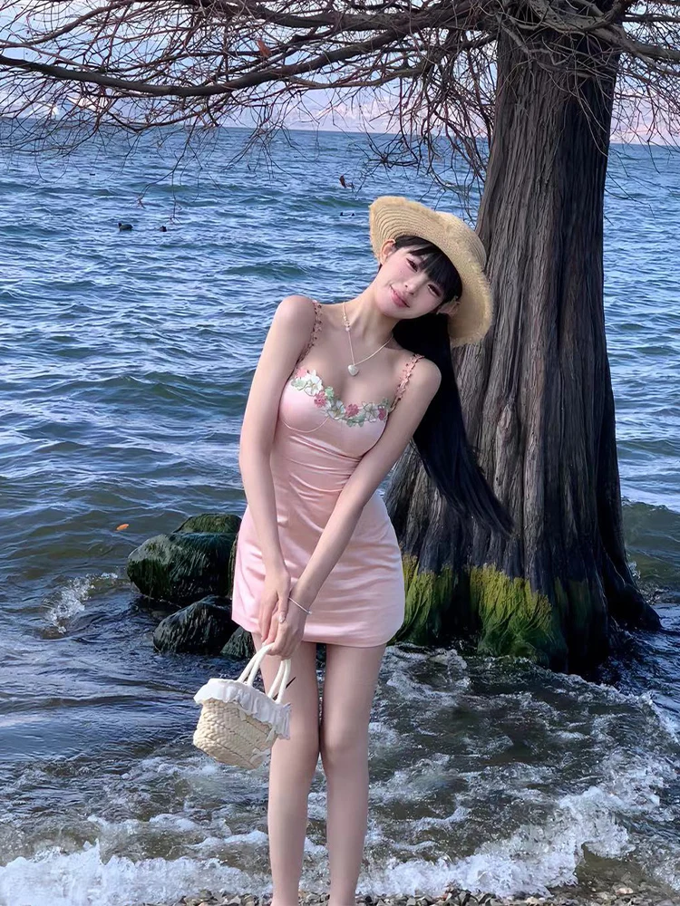 

plus Size Sweet Spicy Girl Floral Embroidery High-End Feeling Strap Dr Women's Plump MM Beach Vaion Sle ort Skirt