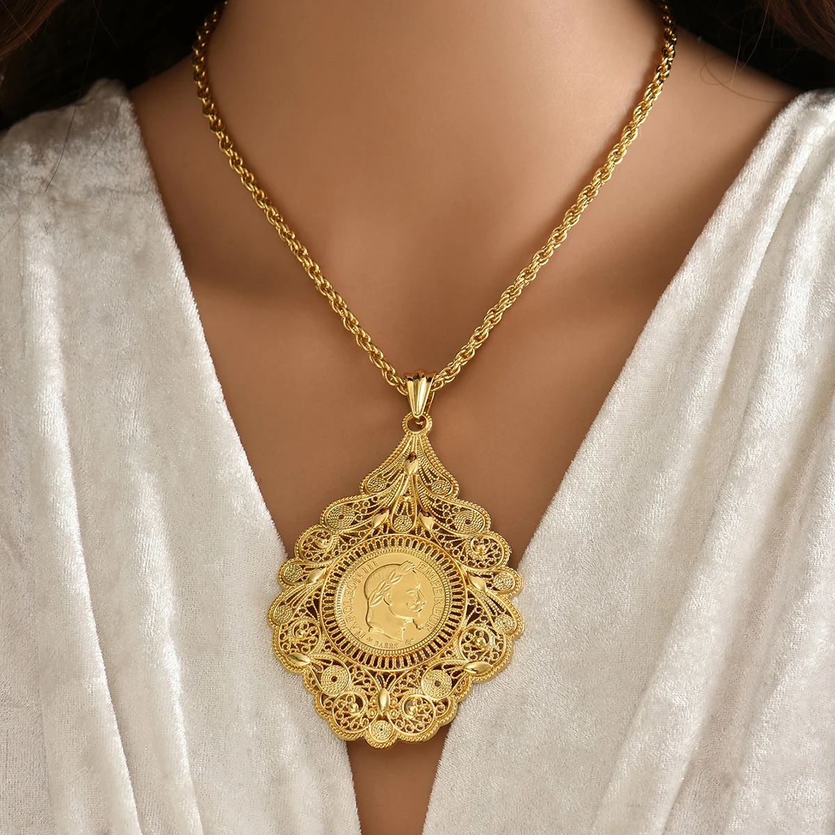 Retro Arabian Golden Hollowed-Out Portrait Pattern Design Necklace Sophisticated Wedding Party Necklace