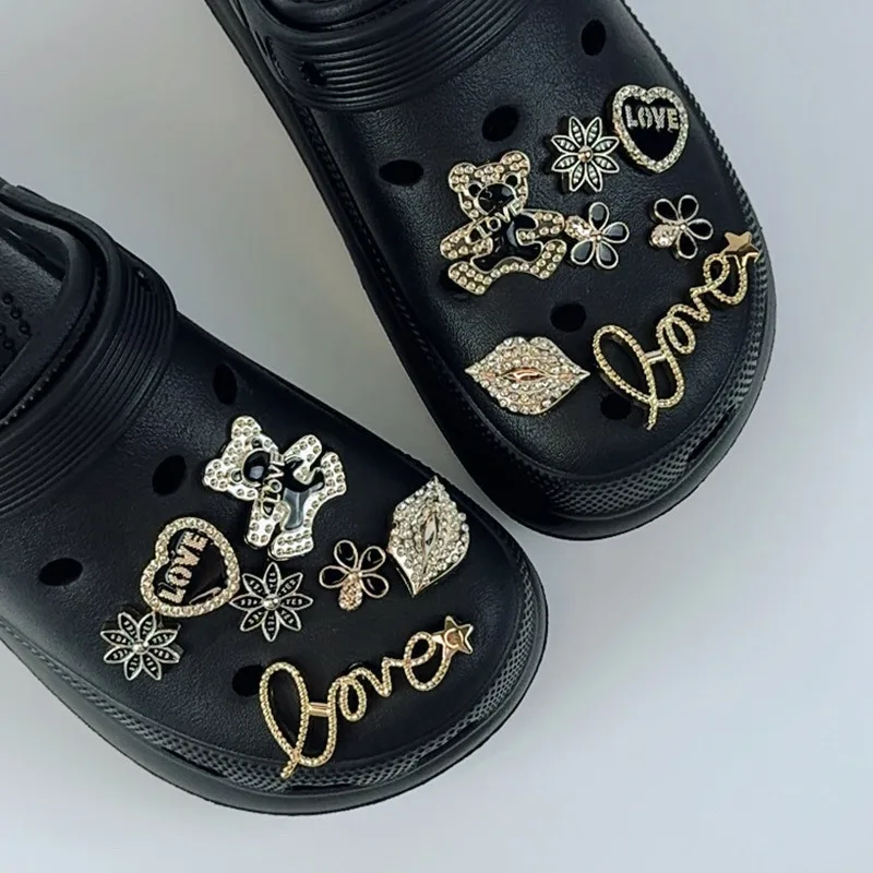 14 قطعة مجموعة سحر الأحذية الفاخرة اكسسوارات ثقب إبزيم الحذاء الدب الذهبي رسالة الشفاه DIY بها بنفسك الأحذية زينة الاطفال حفلة بنات هدية