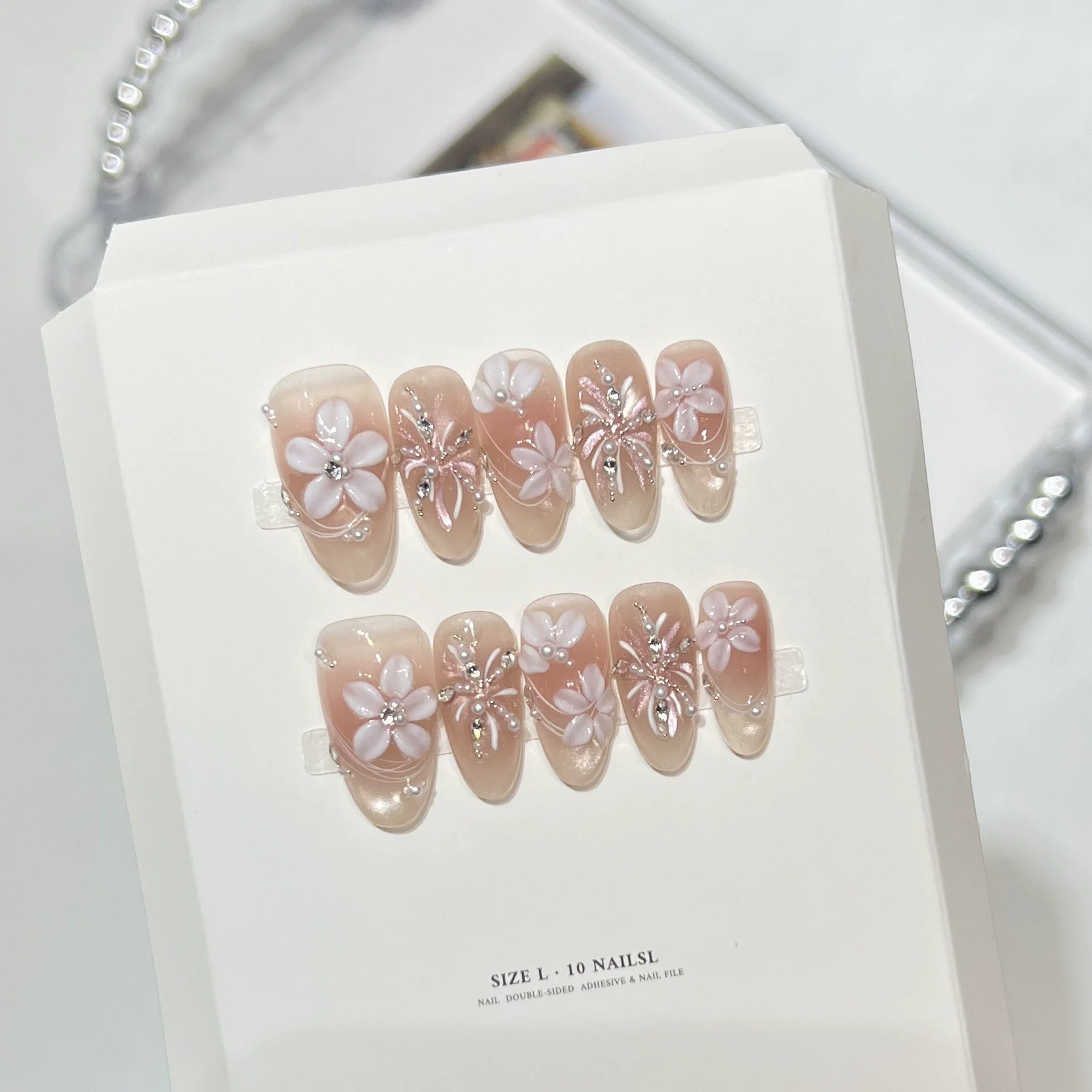 10 قطع من الأظافر الصناعية الناعمة بلون الحليب، تصميم فرنسي بزهور وفيونكة، أظافر متوسطة الطول بشكل اللوز مع نقاط البولكا، مانيكير عصري