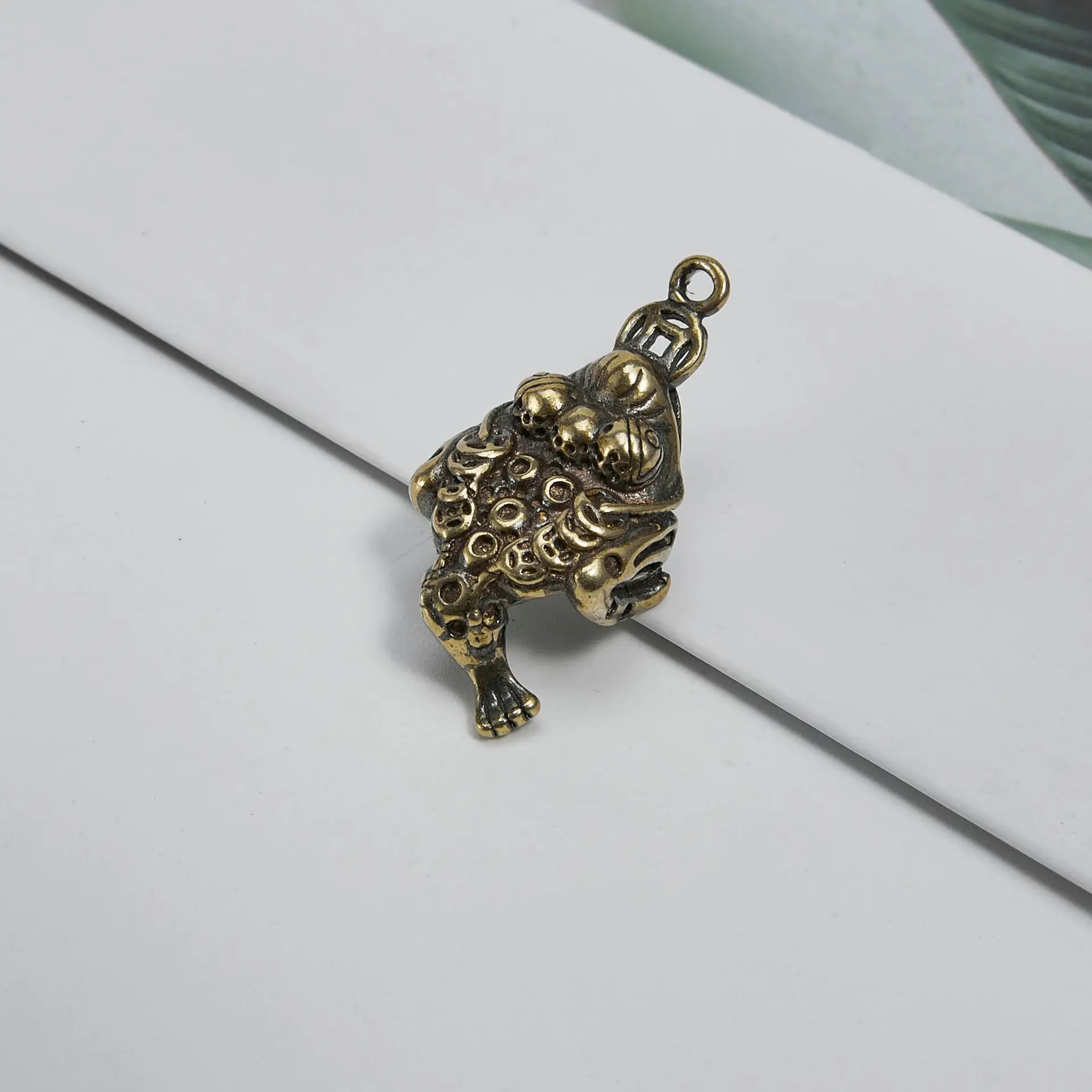 Retro Copper Three-foot Toad Figurines Home Decoration Accessories Crafts Brass Feng Shui Tea Pet Desktop Ornament y85