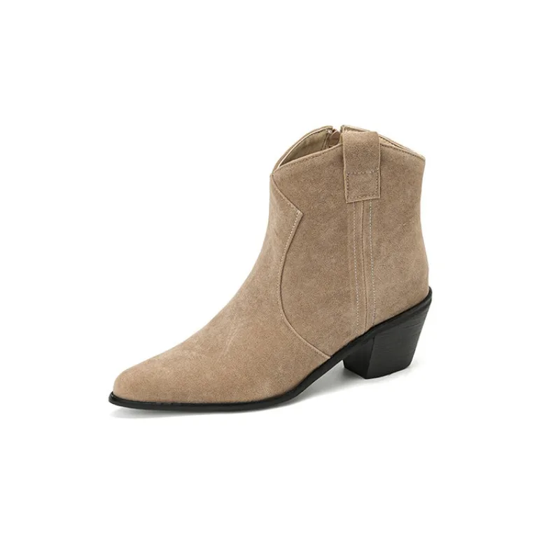 

Высококачественная осенне-зимняя женская обувь. Простые и элегантные зимние ботинки на толстом каблуке для женщин. Модный тренд.