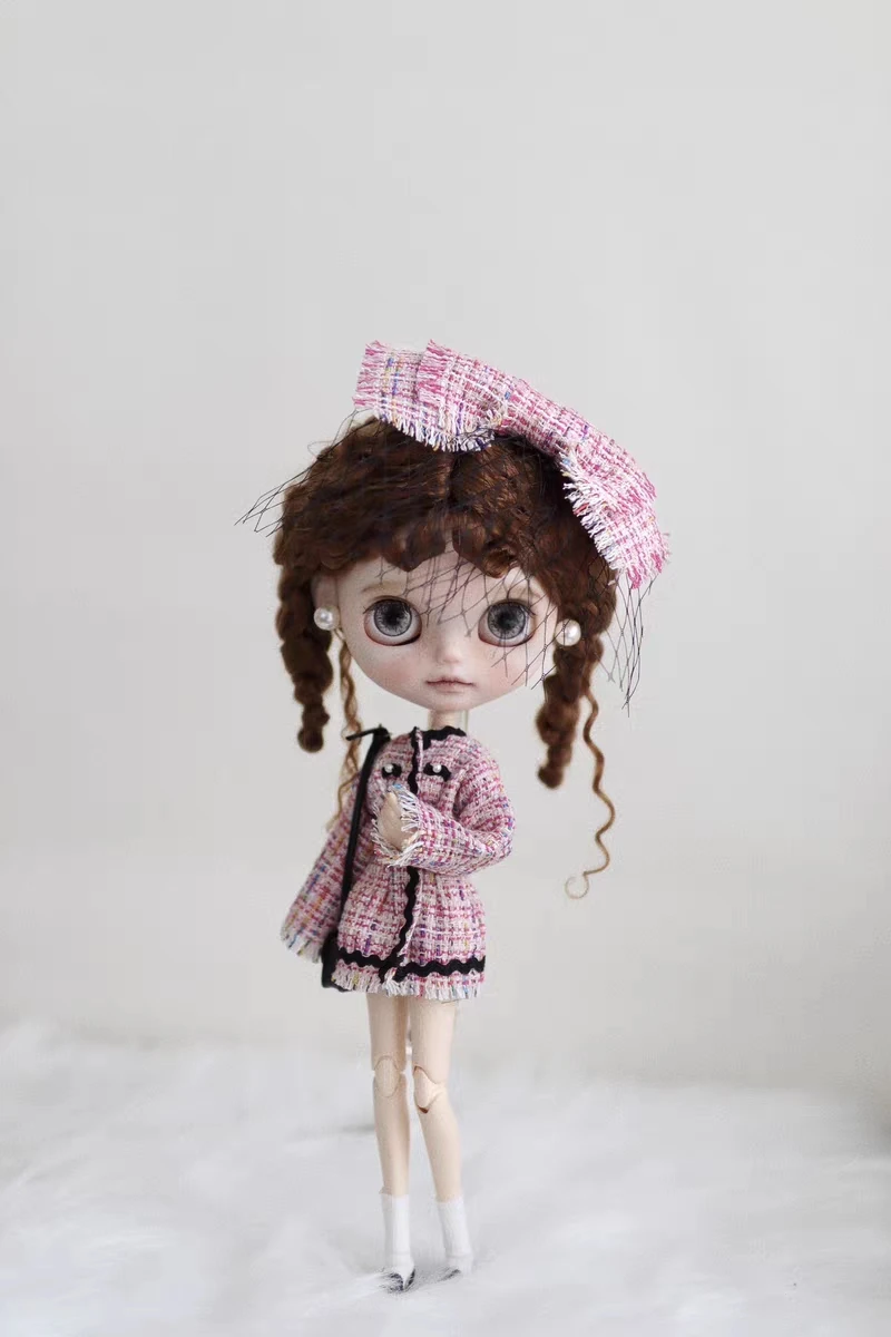 

Blythe doll clothes are suitable for 1/6 OB24 size new pink headwear and a small fragrant black edge jacket for women's autumn