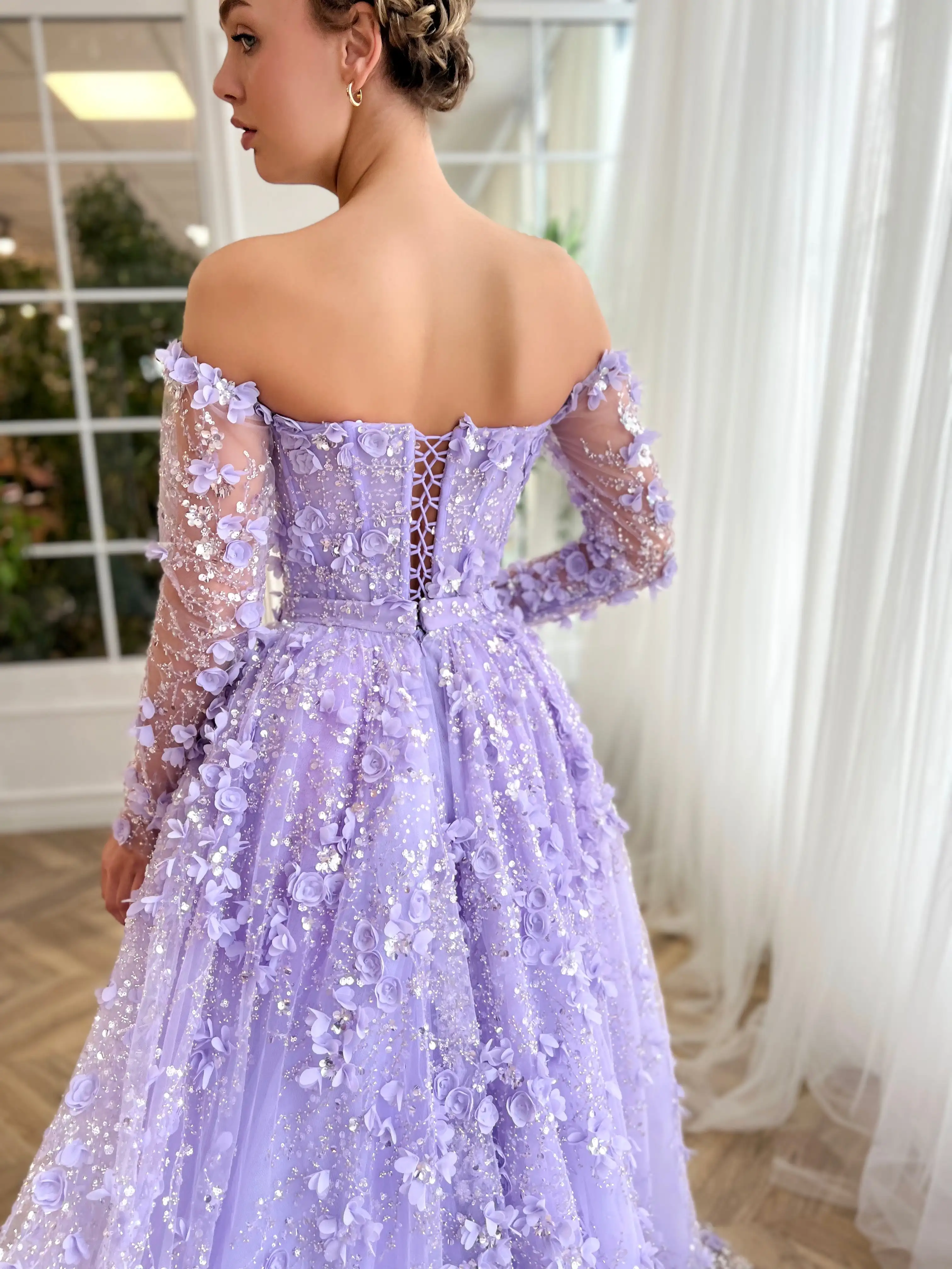 Sharon Said 3D-Blumen-Flieder-Luxus-Abendkleid aus Dubai mit Überrock in Flieder für arabische Frauen, Hochzeitsfeierkleid SS352, maßgeschneidert – Detail 12
