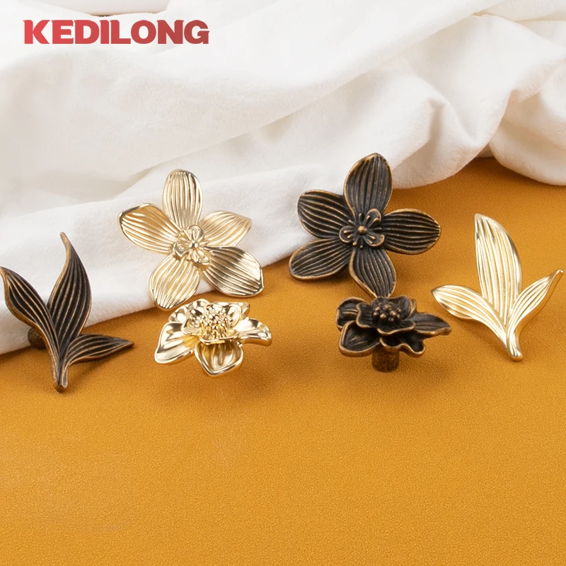 KEDLO moderner minimalistischer blumenförmiger Zinklegierungsgriff für Küchenschränke, goldener Knopf, Schubladengriff in antikem Messing. – Detail 1
