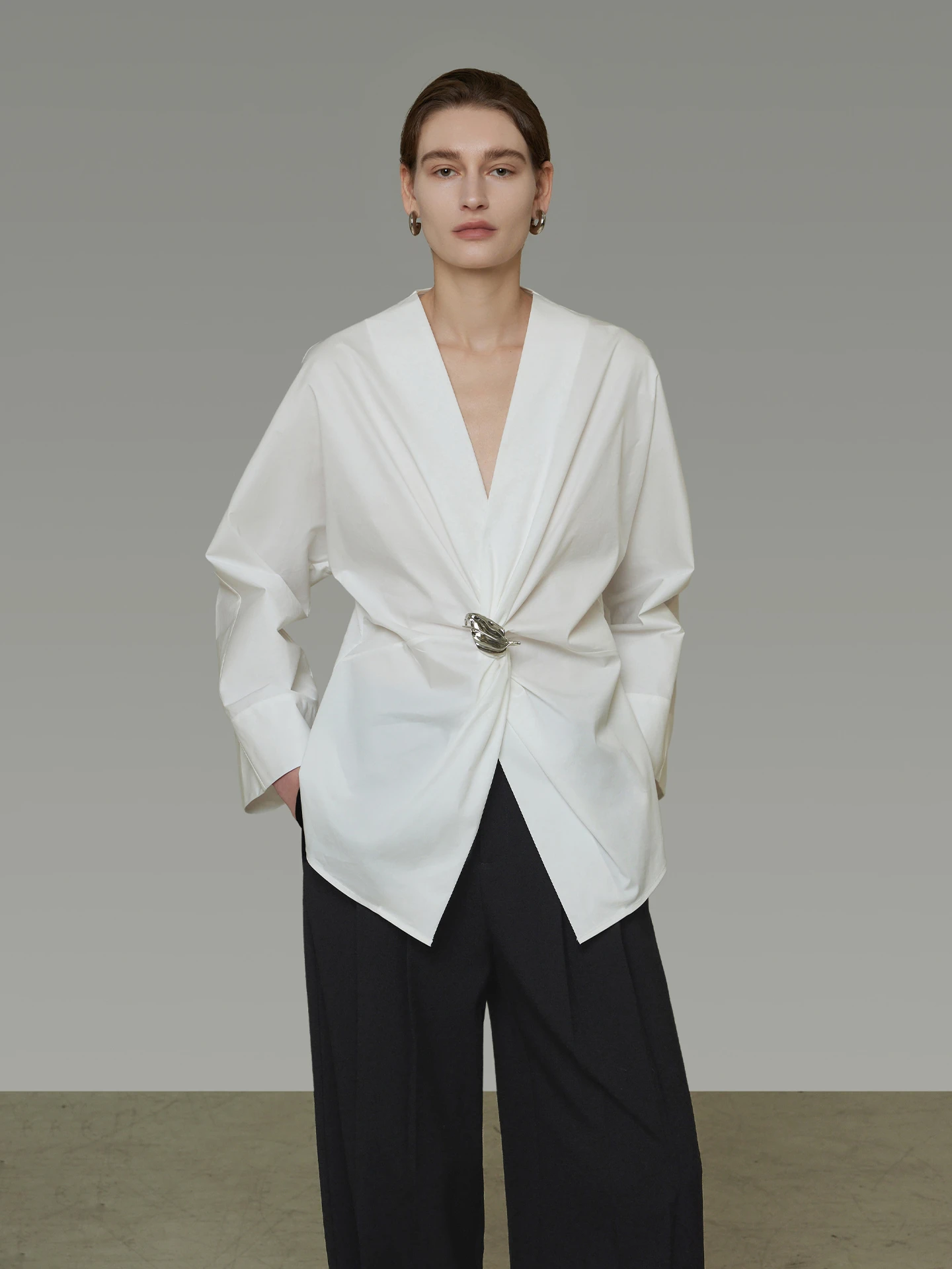 Camisa Holgada con Botones Cruzados para Mujer UNSPOKEN, Diseño Asimétrico con Nudo, Metalizado, Azul, Moda Primavera, Nueva Llegada