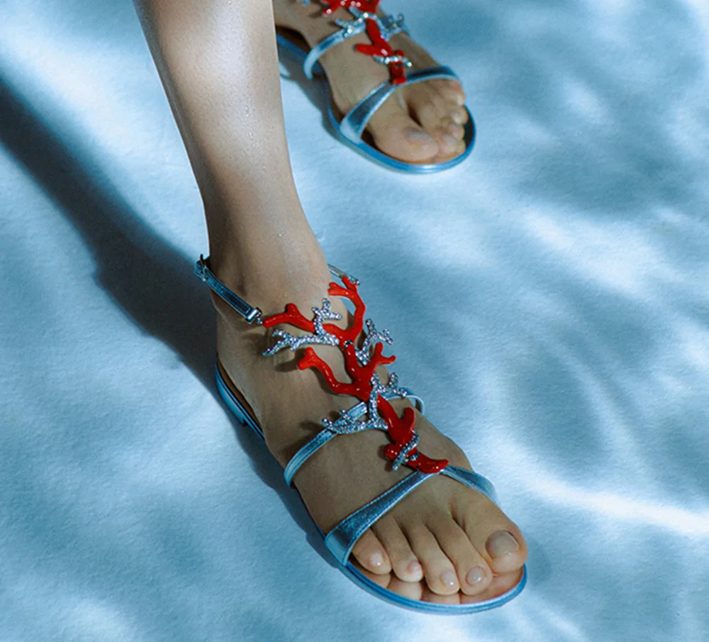 Elegantes Sandalias Plateadas de Tacón Alto con Punta Abierta, Adornos de Pedrería Rojo Coral, Hebilla Ajustable en el Tobillo, Tacón de Aguja para Fiestas de Verano