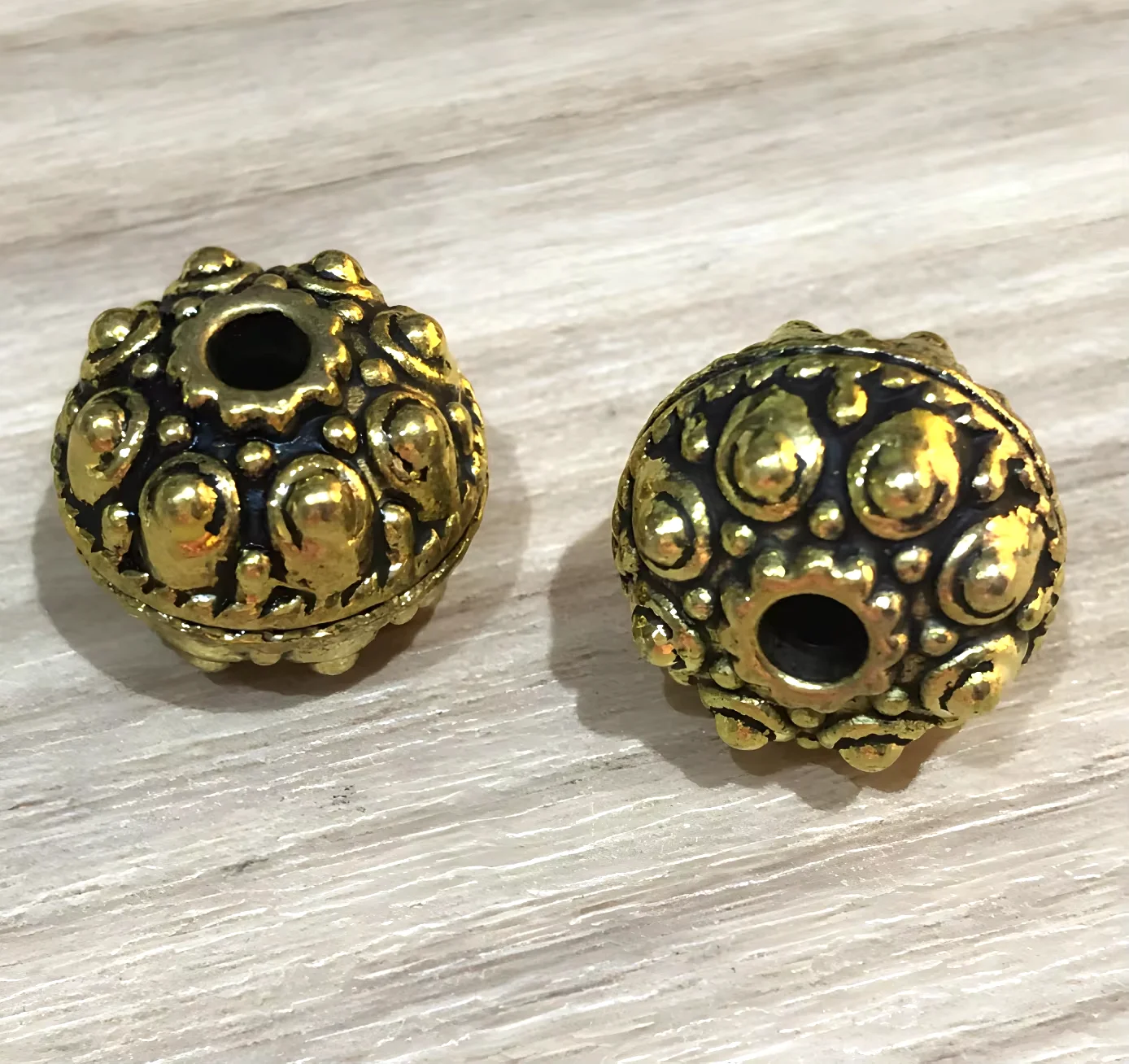 

4pcs 18x14mm ,hole 3.2mm Alloy metal antiqued bronze / gold spacer beads for jewelry DIY HWH3330/ 3331