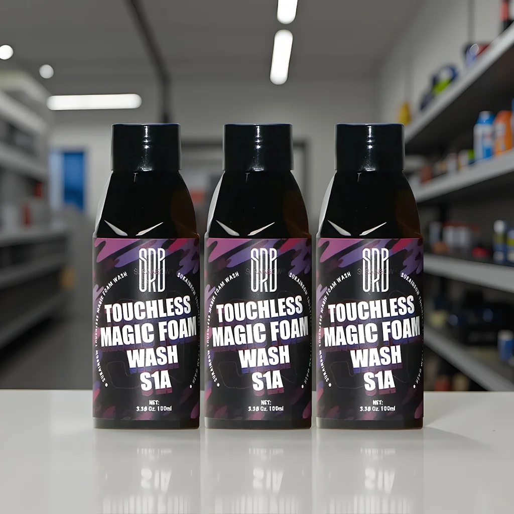 

Розовая пенящаяся жидкость для мойки автомобилей с воском и водоотталкивающим покрытием: Максимальный блеск и защита