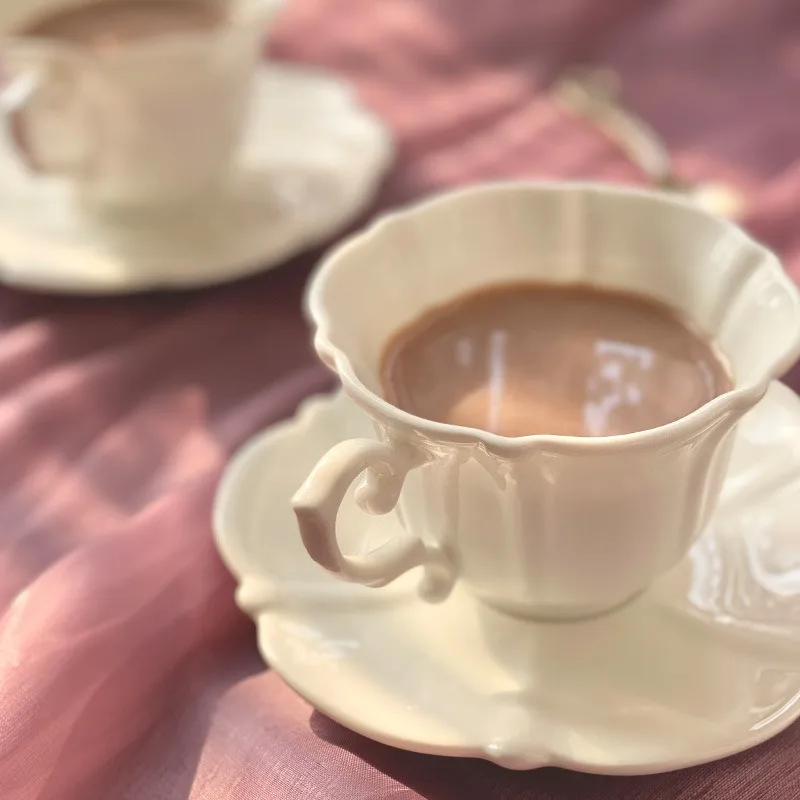 

European Retro Ceramic Coffee Cup and Saucer Set Creative Flower Shape Porcelain Teacup English Afternoon Tea Cup Milk Mug