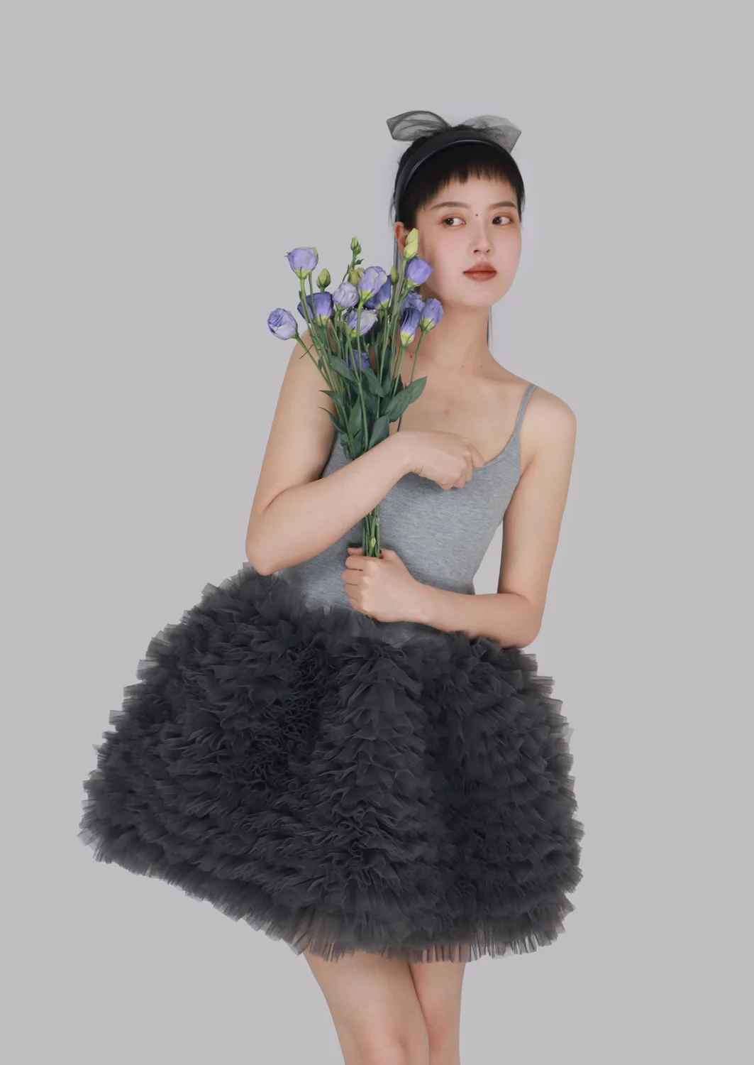 Damska sukienka na ramiączkach z siateczką, falbankami, kontrastowymi kolorami, marszczeniami z gazy, kwiatowymi wstawkami, puszysta spódnica w kształcie litery A.