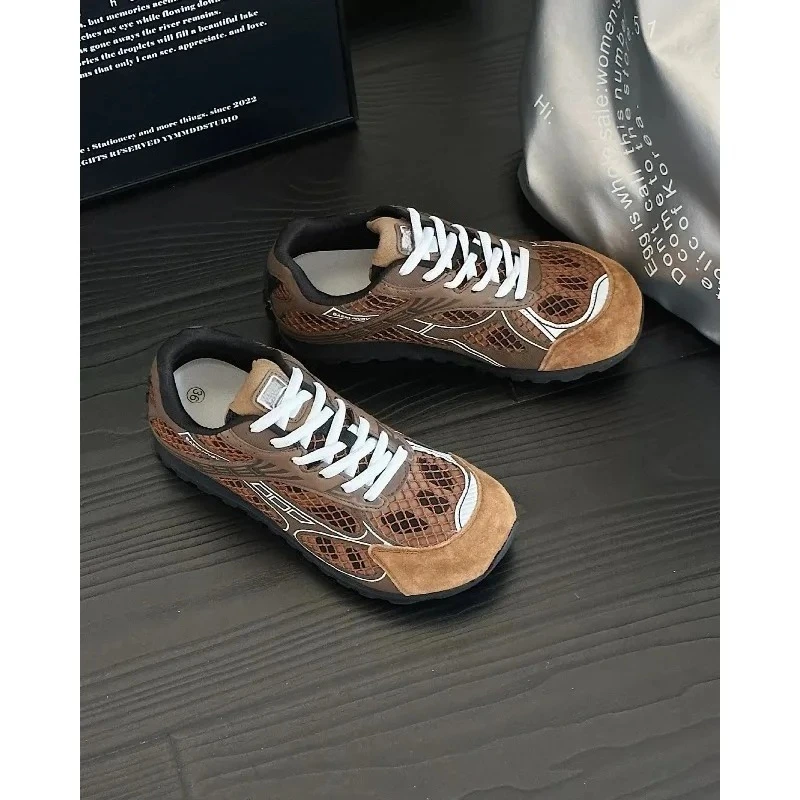 Modellen van trendy hardloopschoenen, comfortabele en lichte sportschoenen voor heren en dames