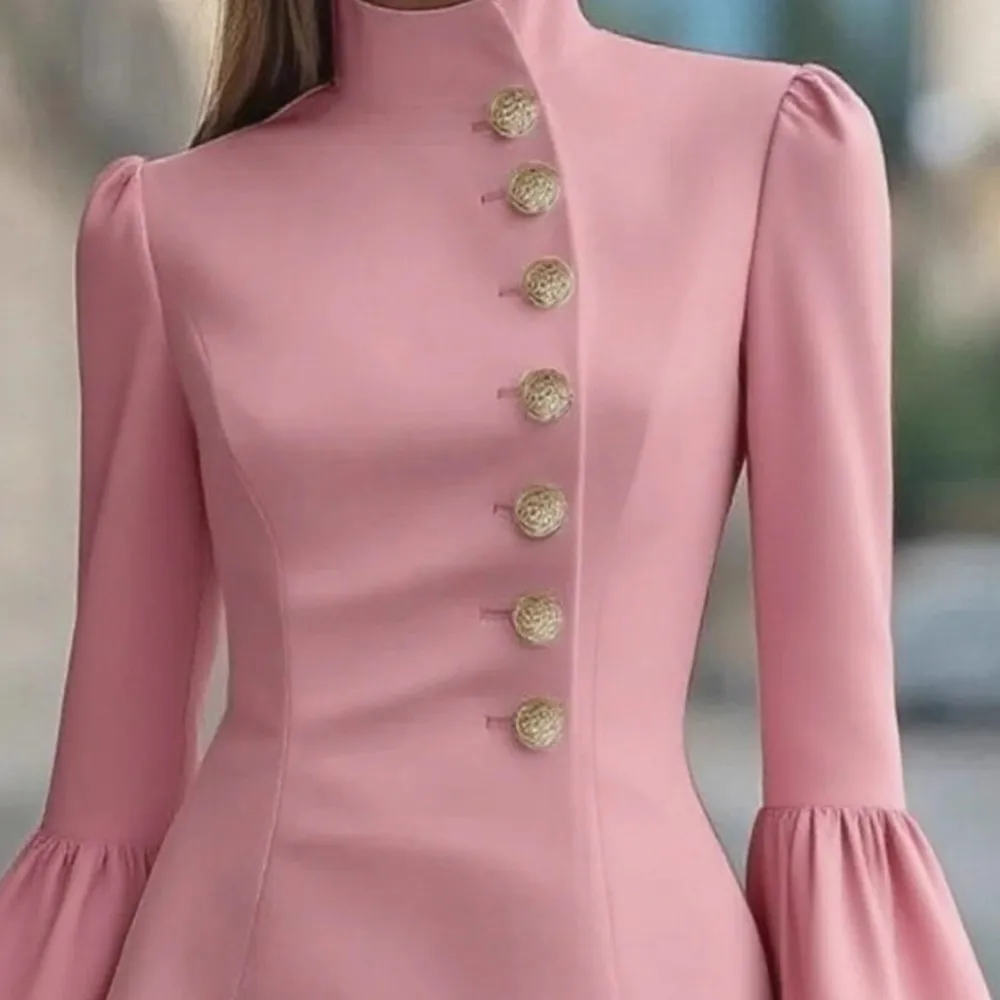 Figurbetontes Anzugkleid mit Stehkragen und ausgestellten Ärmeln für Damen