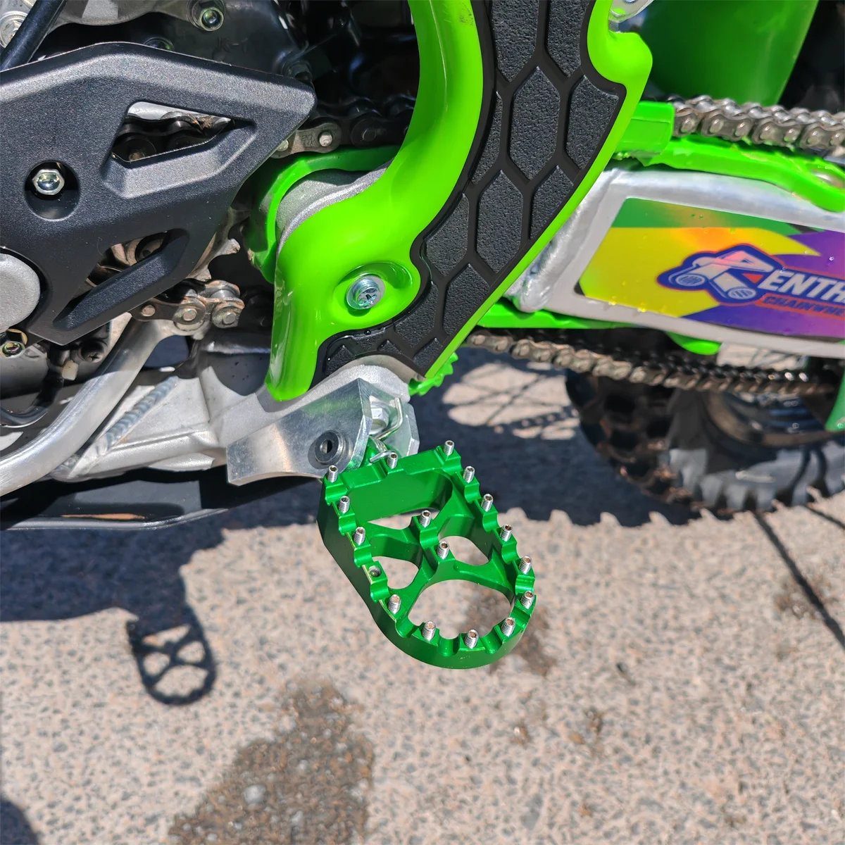 CNC مسند القدمين أوتاد القدم الدواسات لكاواساكي موتوكروس KX250 KX450 2019 2020 KX250F KX450F 2017 2018 KLX450R 2008-2023