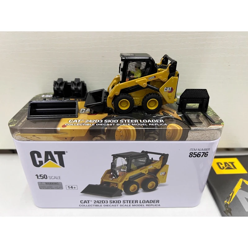 

DM Diecast 1:50 Scale CAT 242D3 Wheel Loader Forklift Excavator Alloy Engineering Car Model 85676 Collection Gift Static Display
