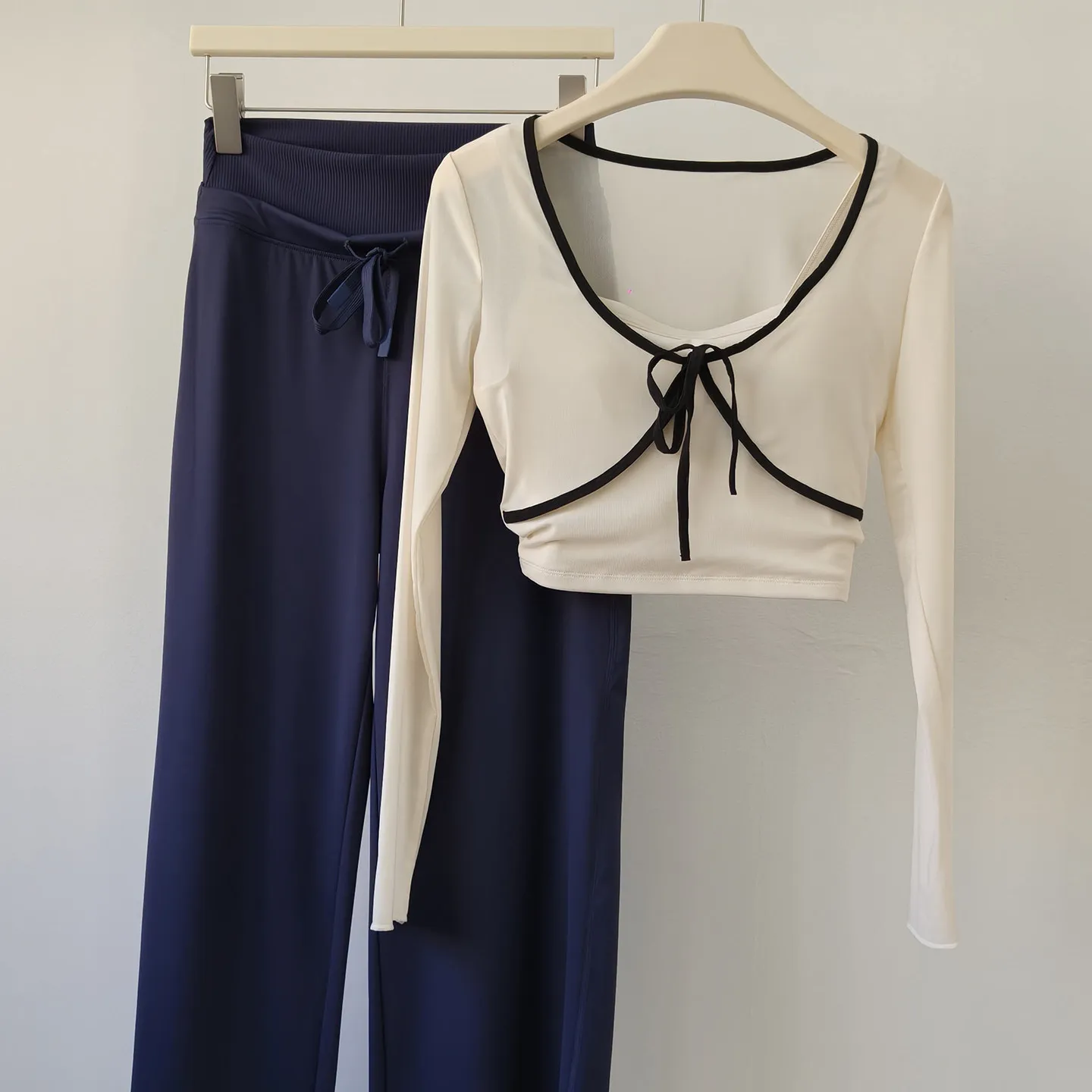 Damen-Yoga-Set mit Brustpolster, Mesh, Kontrastfarben, Fake-Zweiteiler, Langarm, hoher Bund, schmale, weite Leggings und Hose – Detail 10