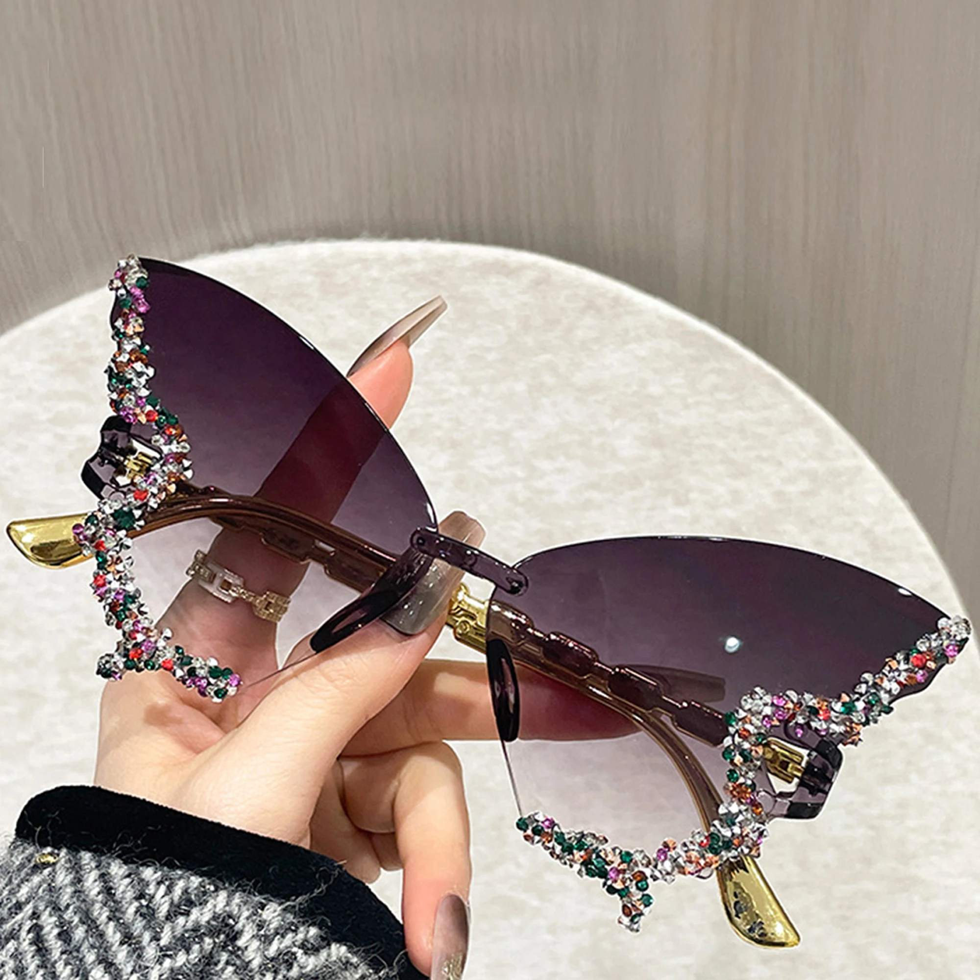 

Модные женские солнцезащитные очки с украшенным стразами в виде бабочки, легкие и защитой от ультрафиолета для вождения и