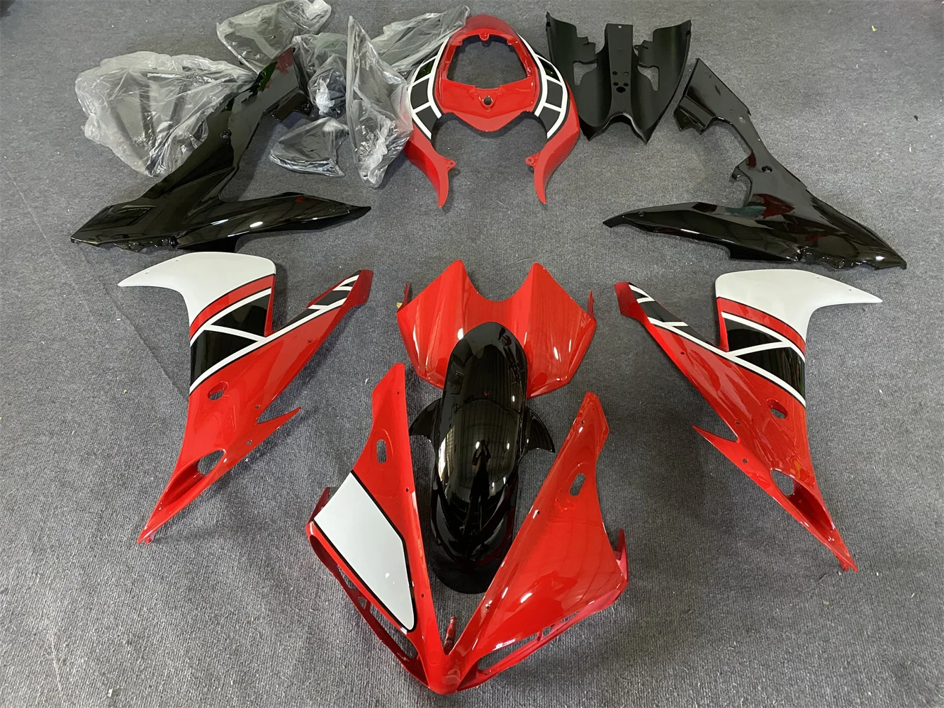 The motorcycle fairing kit is applicable to the YZF-R1 2004 2005 2006 YZF1000 04 05 06 body fairing red black white motorcycle