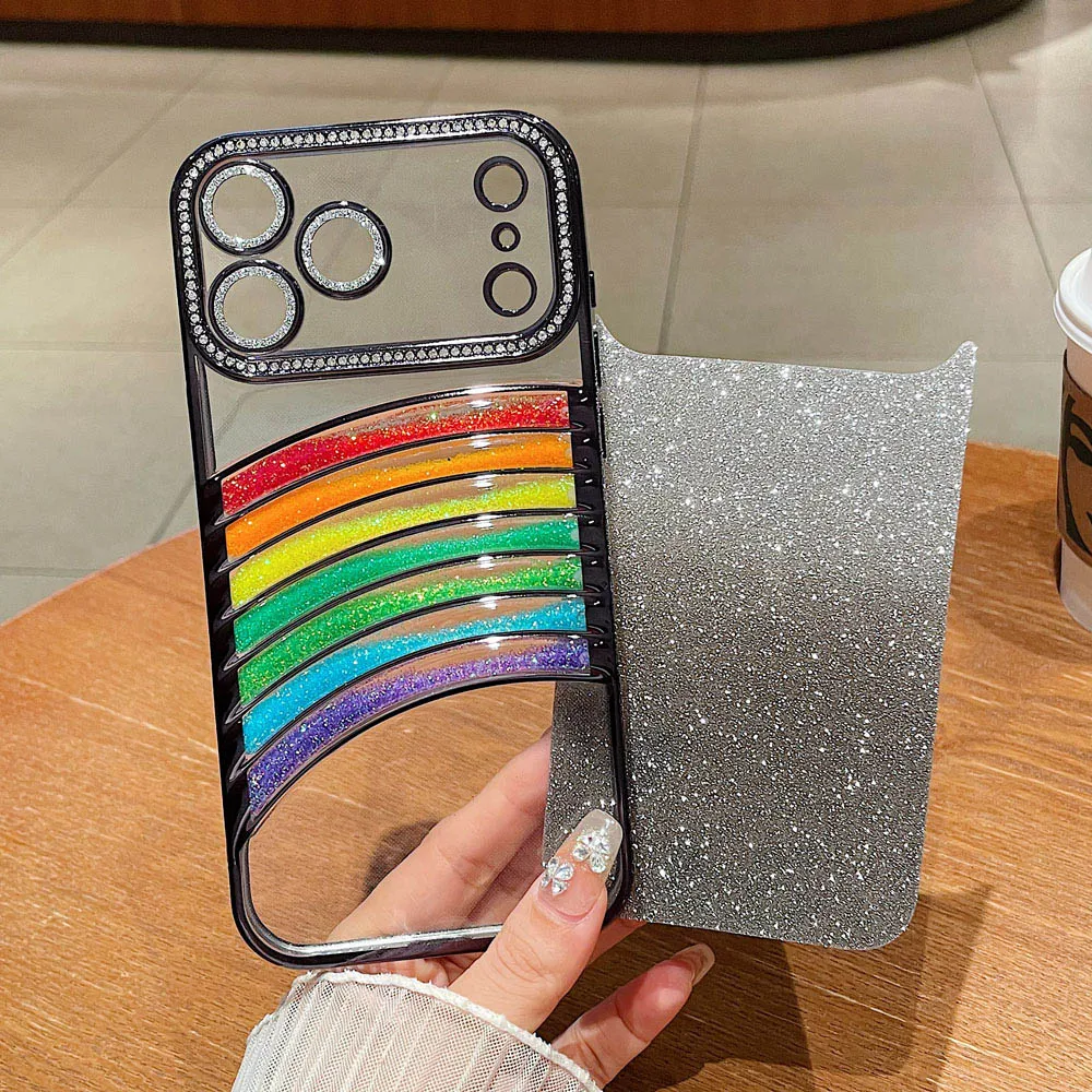 เคสเคลือบกลิตเตอร์สำหรับ iPhone 17 16 14 12 13 11 15 Pro Max พร้อมตัวป้องกันเลนส์กล้องแบบเพชร สีรุ้งเคลื่อนไหวได้ เคสนิ่ม