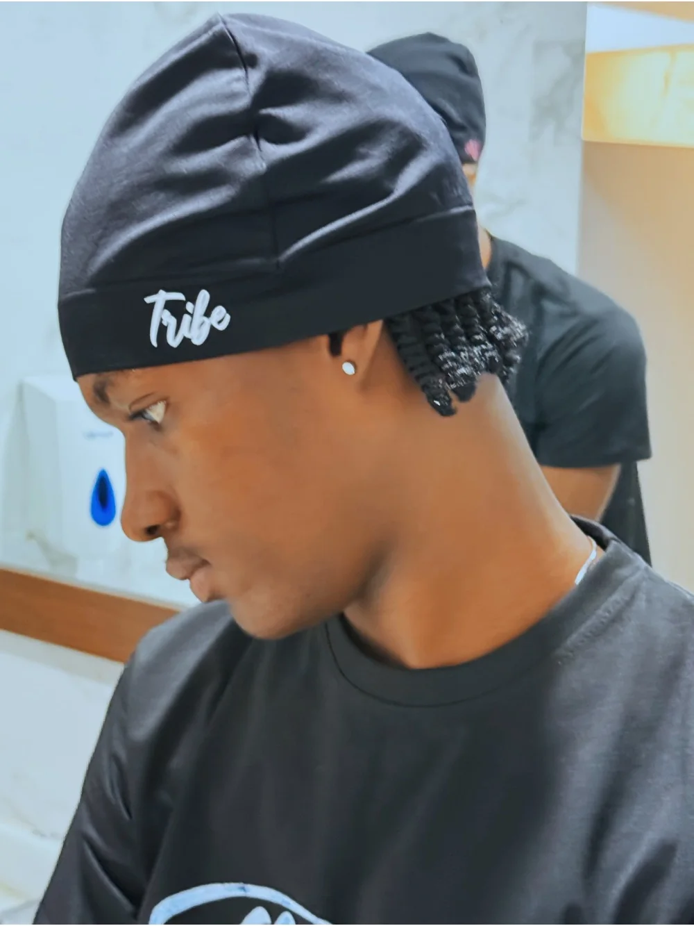 스트리트 트렌드세터는 유럽과 미국의 힙합 복고풍 문자 자수 남녀공용 다재다능한 패셔너블 캐주얼 모자를 가지고 있어야 합니다.