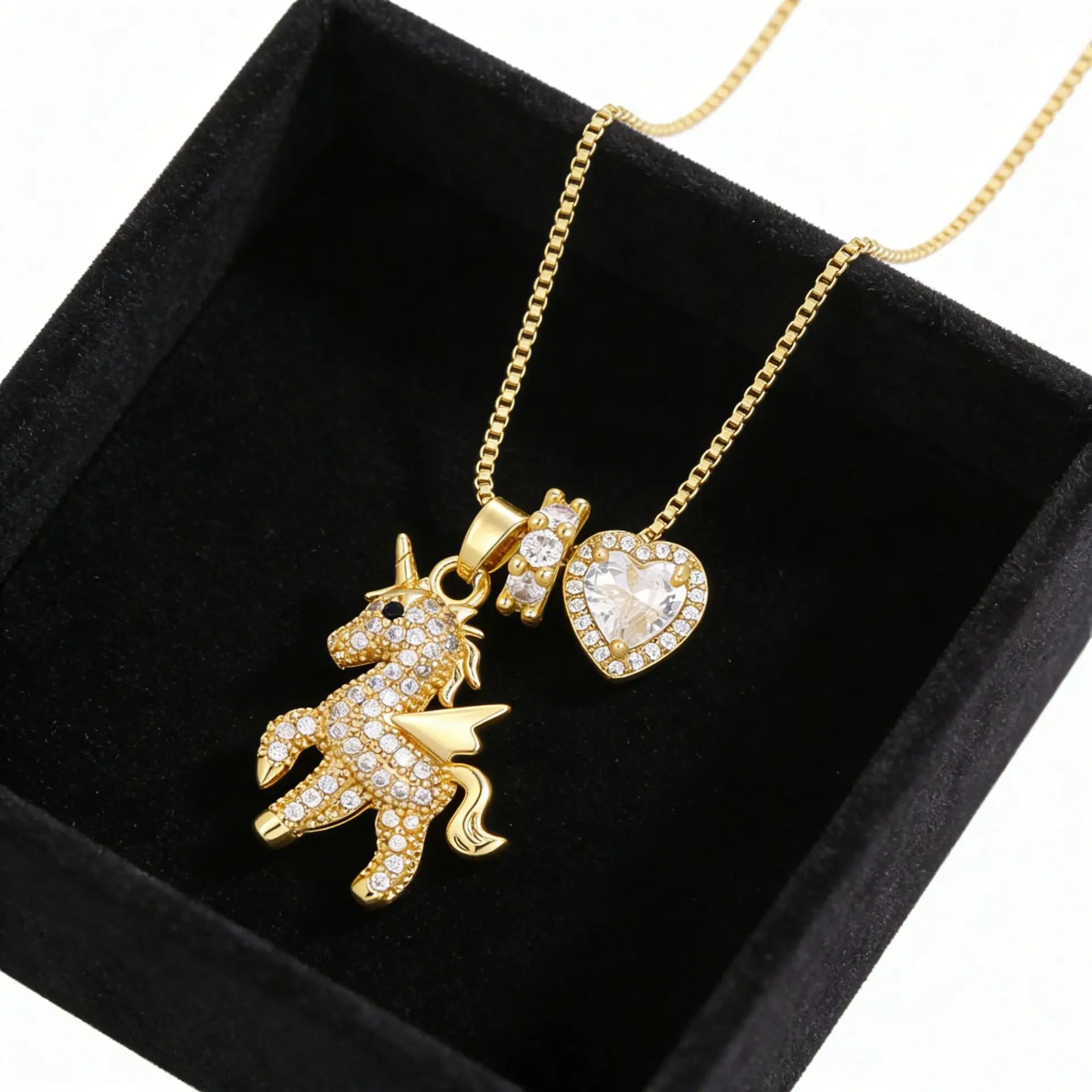 

Luxury Crystal Horse Pendant Necklace for Women Shiny Rhinestone Animal Pendant Elegant Clavicle Chain Girls Party Jewelry Gift