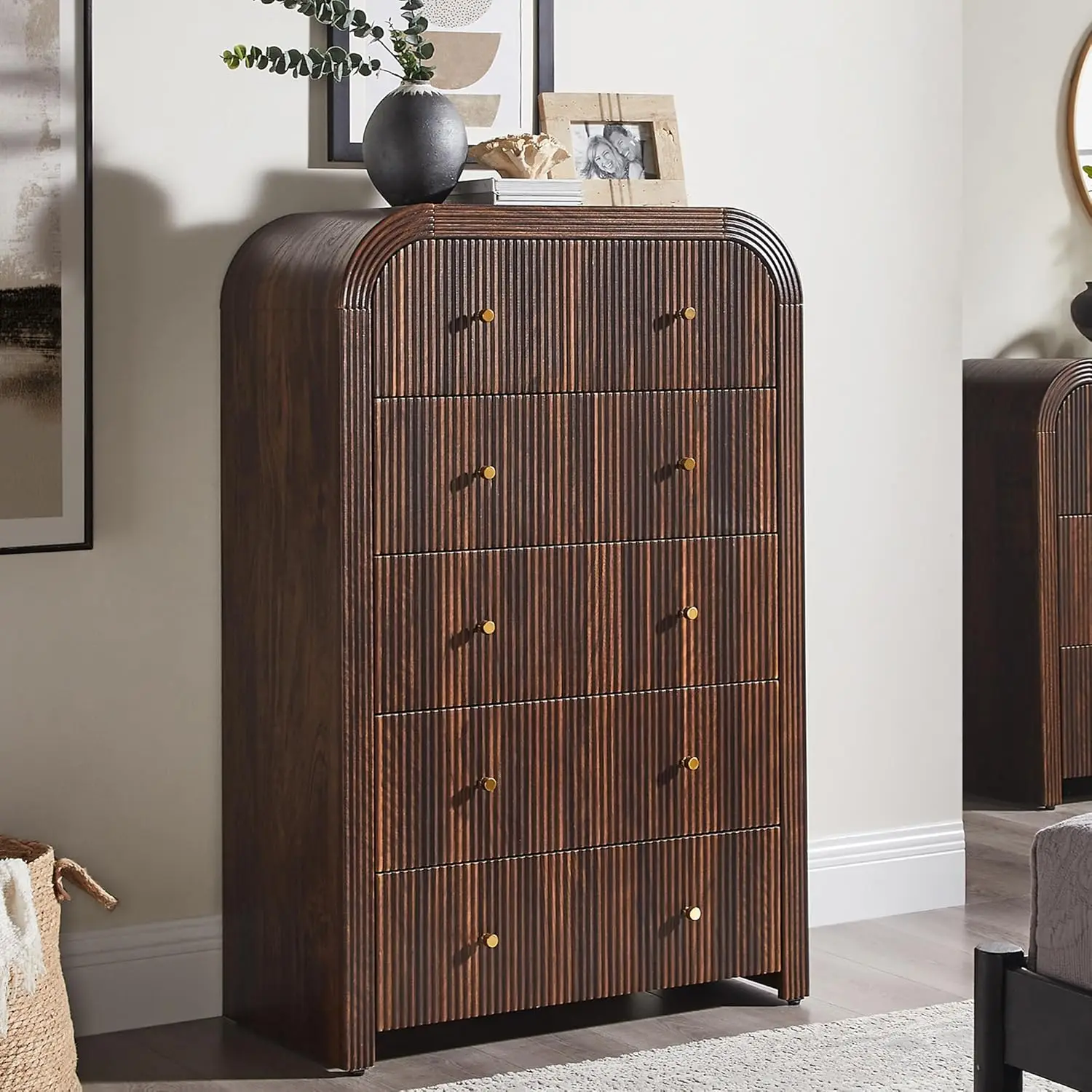 

Современный комод из темного орехового дерева с рифленой отделкой, высотой 48 дюймов, с пятью ящиками, органайзер для хранения вещей в спальне, гостиной или прихожей.