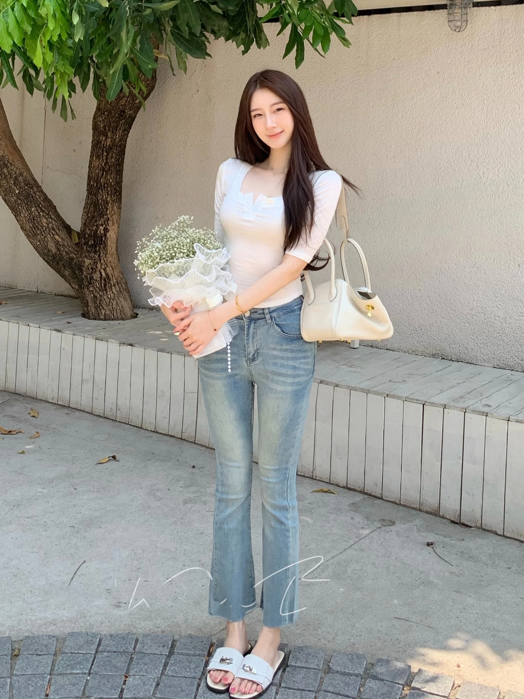 

Low Waist Bell Bottom Jeans High Elastic Slim Fit Vintage Retro Frayed Hem Denim Pants with Hip Enhancing Feature Stitched De...
