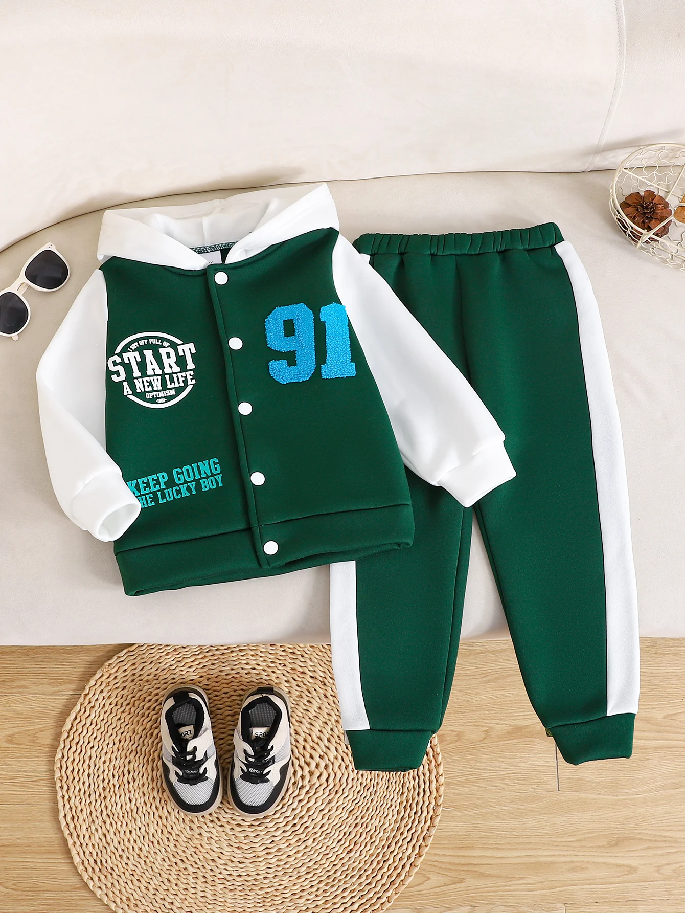 2PCS，Green hooded embroidered printed jacket paired with jogging pants，suitable for boys' holiday gifts.