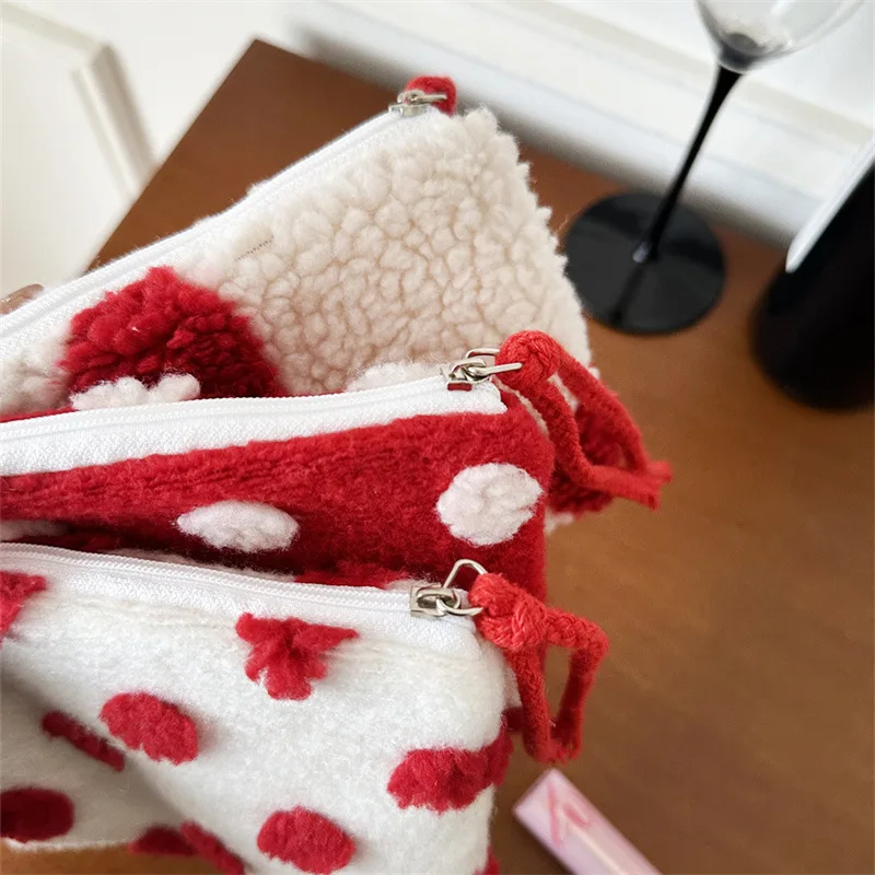 Love plush coin purse, large capacity travel lipstick makeup bag, portable Bluetooth earphone storage bag, cute toiletries bag