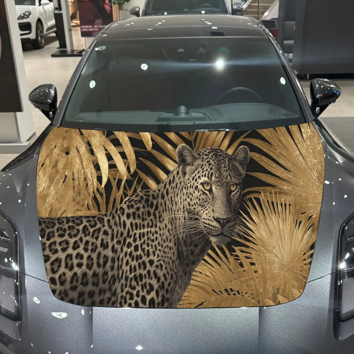 Calcomanías de coche Un leopardo con manchas distinctas en la creación de escenas de hojas tropicales doradas Etiqueta engomada del capó del coche, autoadhesivo impermeable