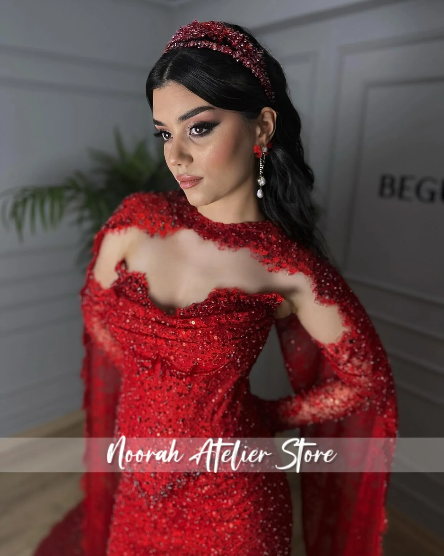 ชุดเดรสปาร์ตี้สีแดงเงาประดับลูกปัดหรูหรา ชุดแต่งงานแบบมีผ้าคลุม ชุดราตรี ชุดออกงาน สามารถสั่งตัดได้