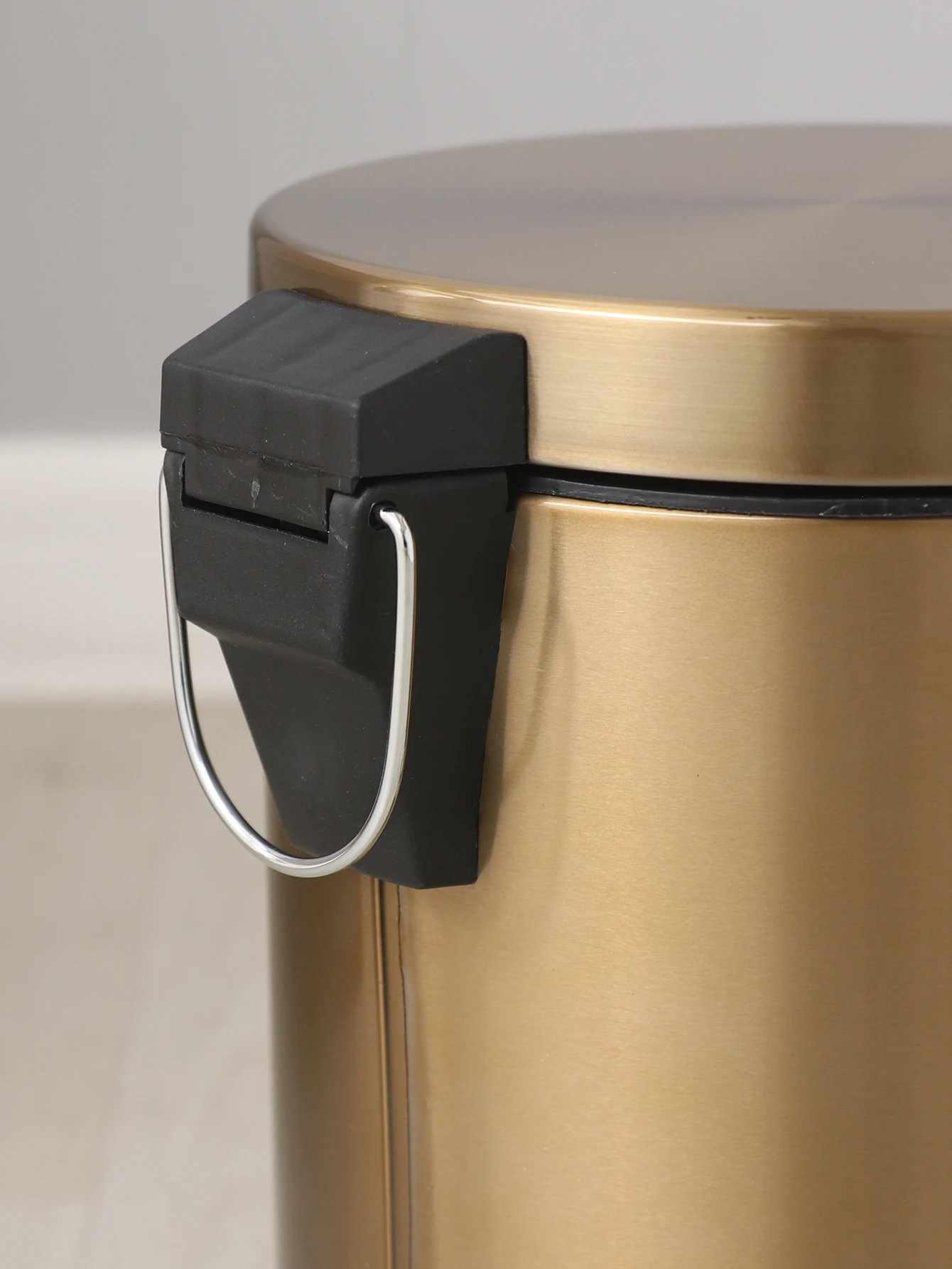 Modern 5L Stainless Steel Champagne Silent Hotel Bathroom Dust Bin and Kitchen Household Metal Waterproof Garbage Can Gold Foot