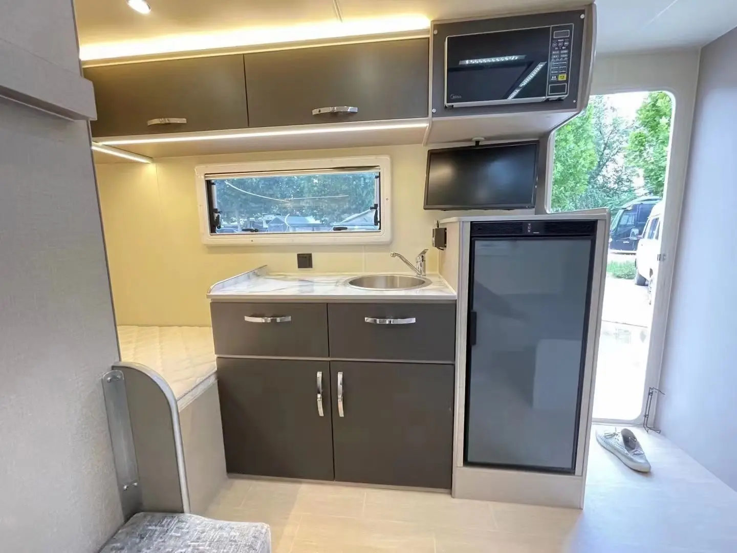 High Quality Aluminum Dual Axles Outdoor Camping 2 Person Sleeping Capacity Travel Trailer Camper Shower with Bathroom