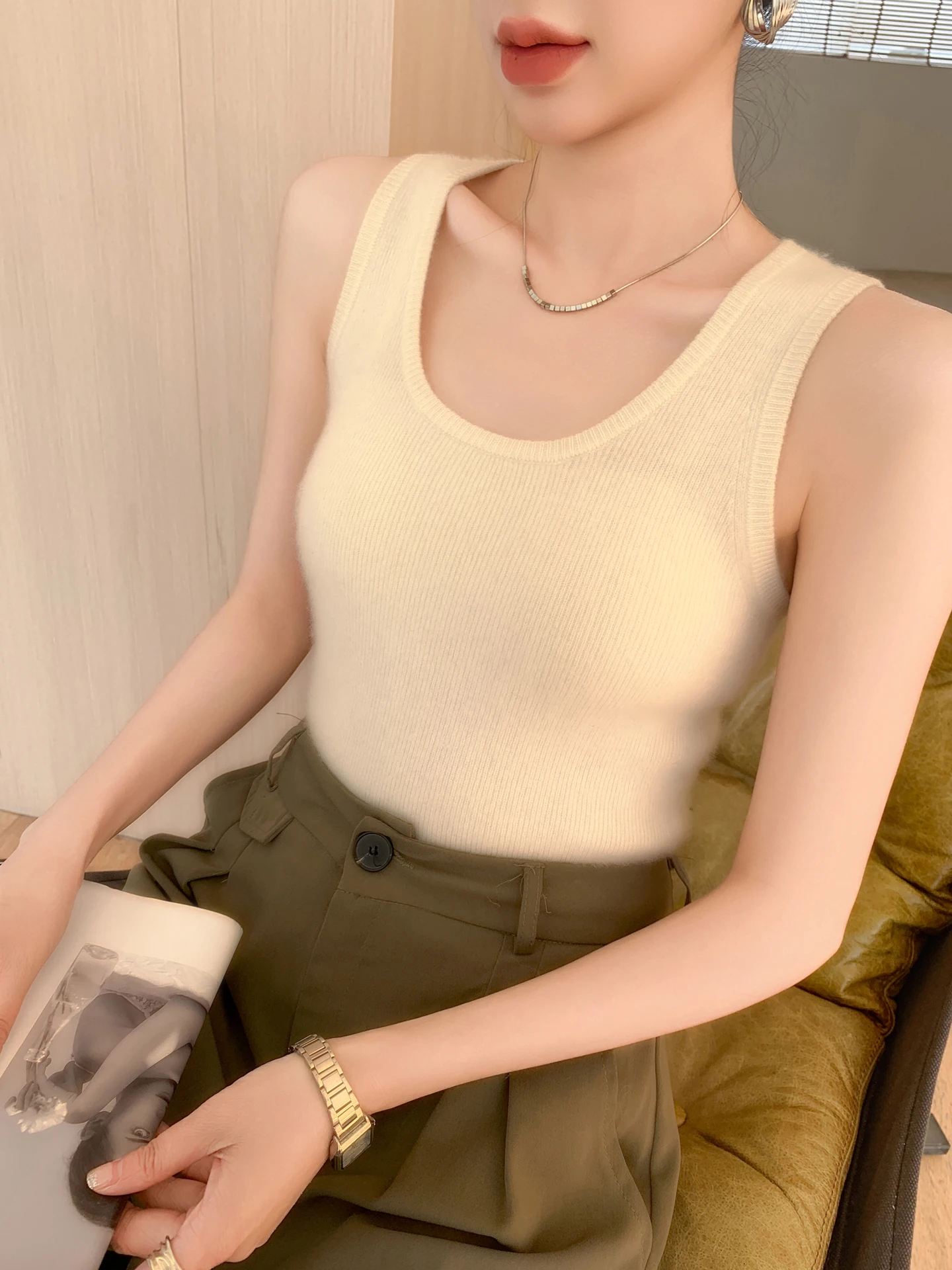 เสื้อกั๊กไหมพรมถักทรงกลมสีแดงใหม่ ปี 2025 สำหรับผู้หญิง ทรงเข้ารูป ใส่เป็นเสื้อตัวในได้ หลากสี ทรงปกติ