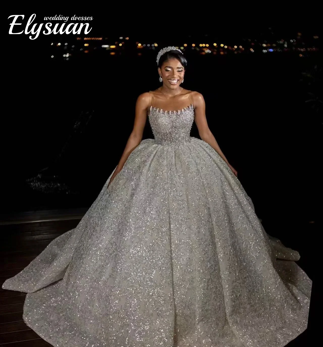 Maßgeschneidertes, verträumtes, exquisites, perlenbesetztes, langes Hochzeitskleid, elegantes, trägerloses, ärmelloses Brautkleid, Ballkleider für die Braut