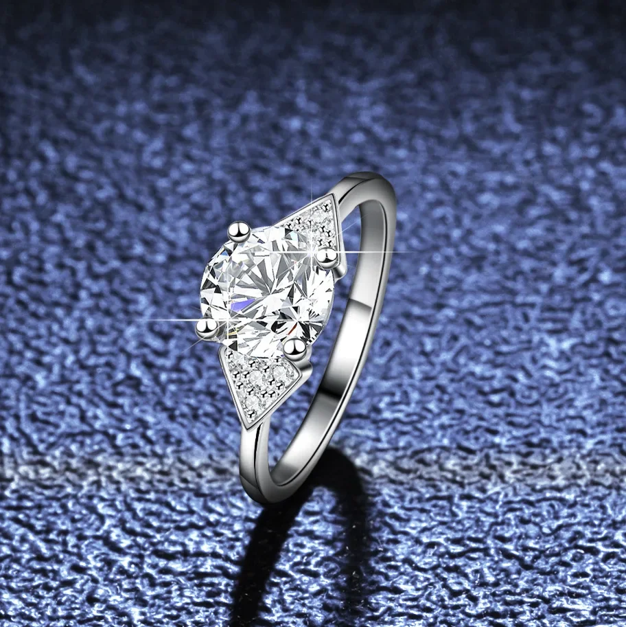 

18K Gold Moissanite Ring Women's Small Fragrance Jewelry Four-claw Flash Diamond Ins Diamond Ring PT950 Platinum Ring