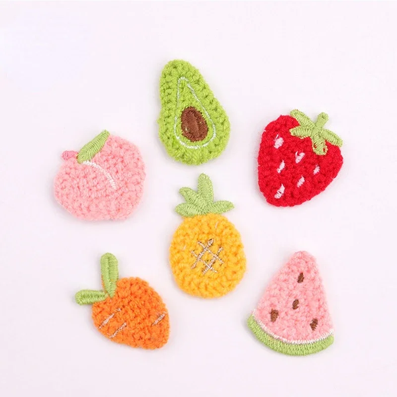 10 pezzi adesivi in tessuto ricamato Cartoon Fruit Series piccoli accessori per capelli lavorati a maglia abbigliamento toppe alla fragola cucite a mano fai da te