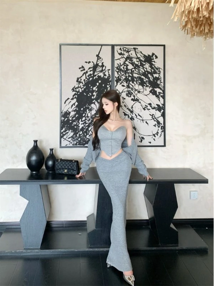 

Серый вязаный жакет с длинными рукавами, сексуальный топ на бретельках, женский весенний комплект для коррекции фигуры, юбка, комплект из трех предметов, теплый, модный, повседневный